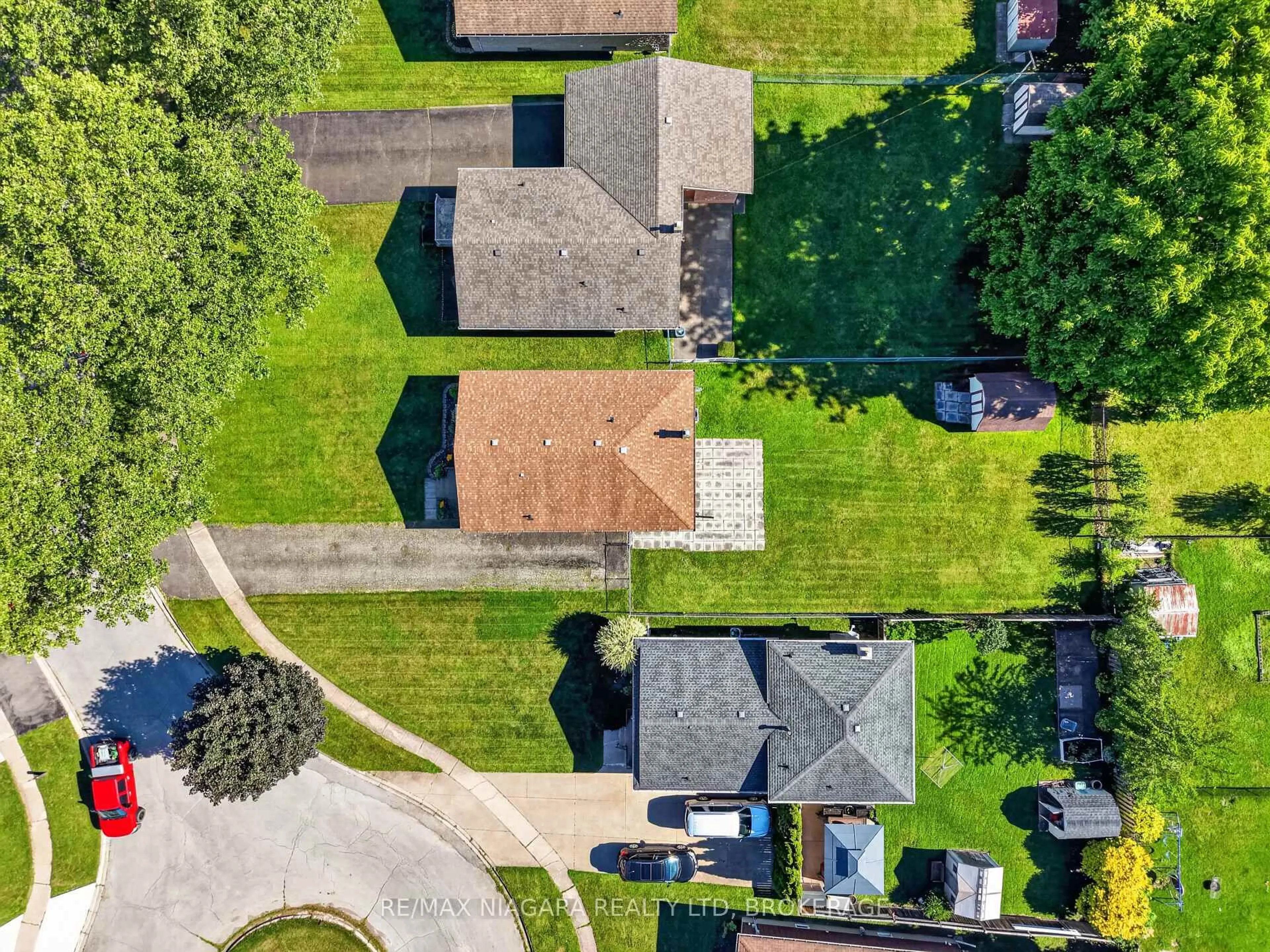 A pic from outside/outdoor area/front of a property/back of a property/a pic from drone, street for 5777 Sunnylea Cres, Niagara Falls Ontario L2G 2S1