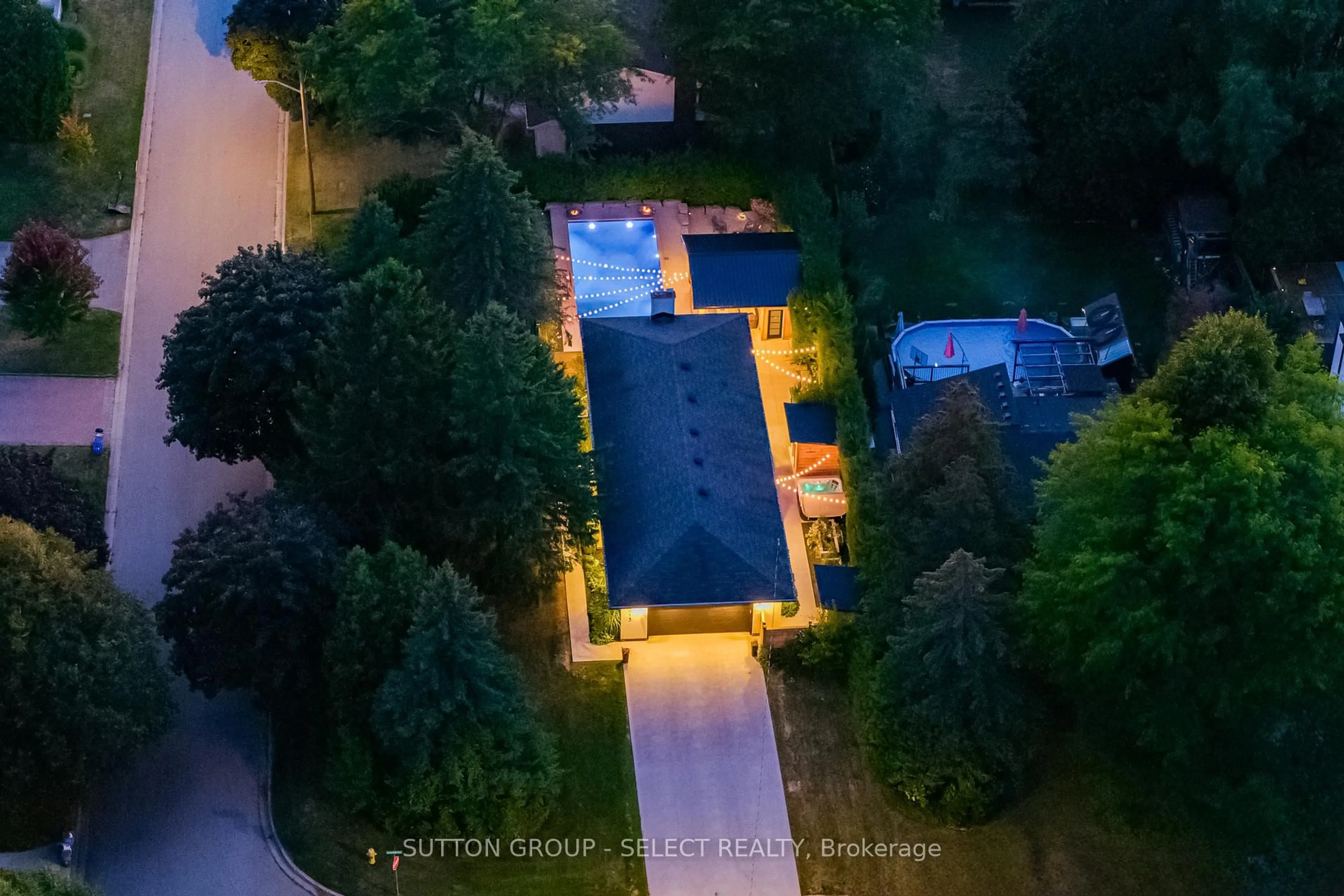 A pic from outside/outdoor area/front of a property/back of a property/a pic from drone, street for 1615 Sharon Dr, London North Ontario N6G 2R5