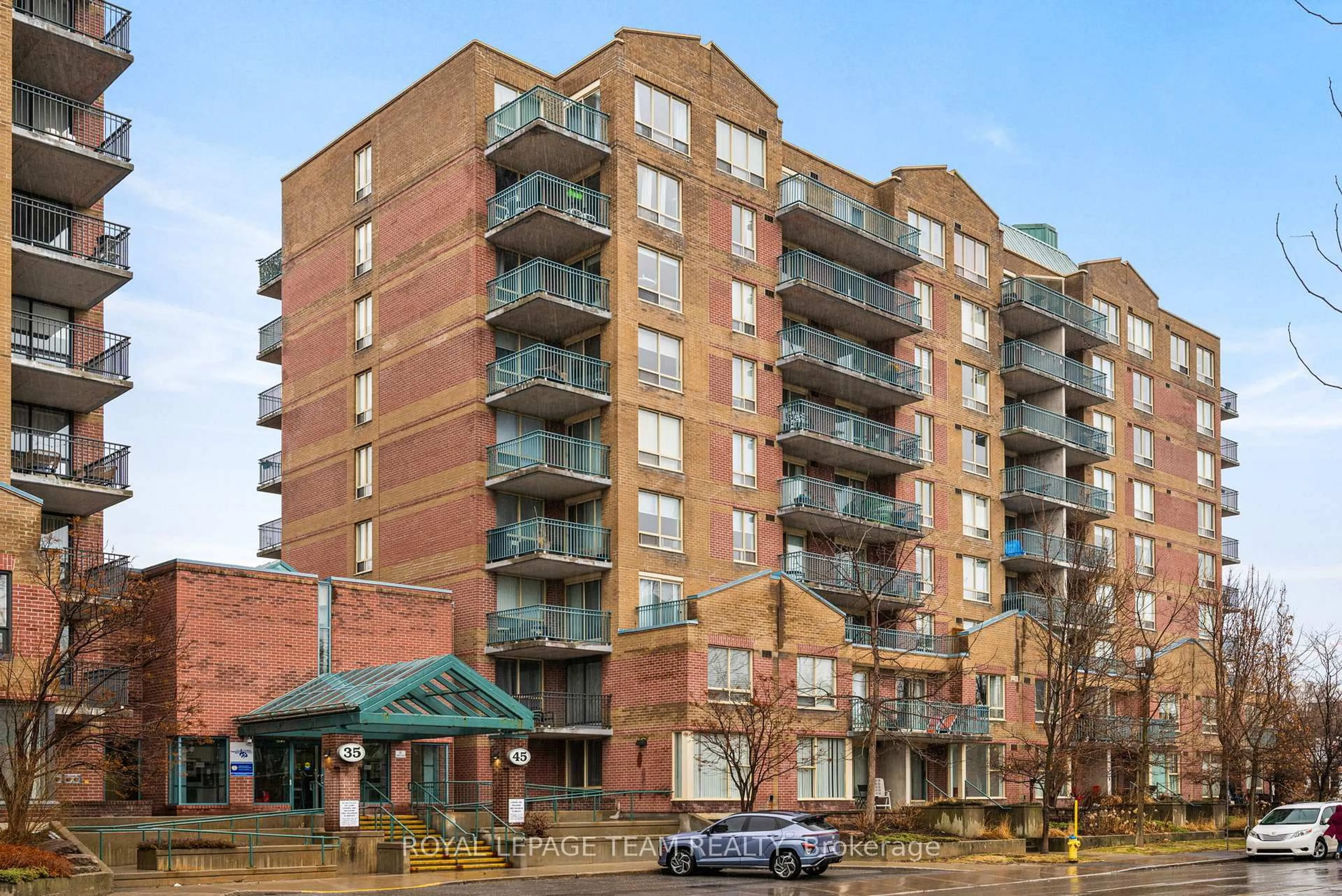 Patio, building for 45 Holland Ave #902, Ottawa Ontario K1Y 4S3