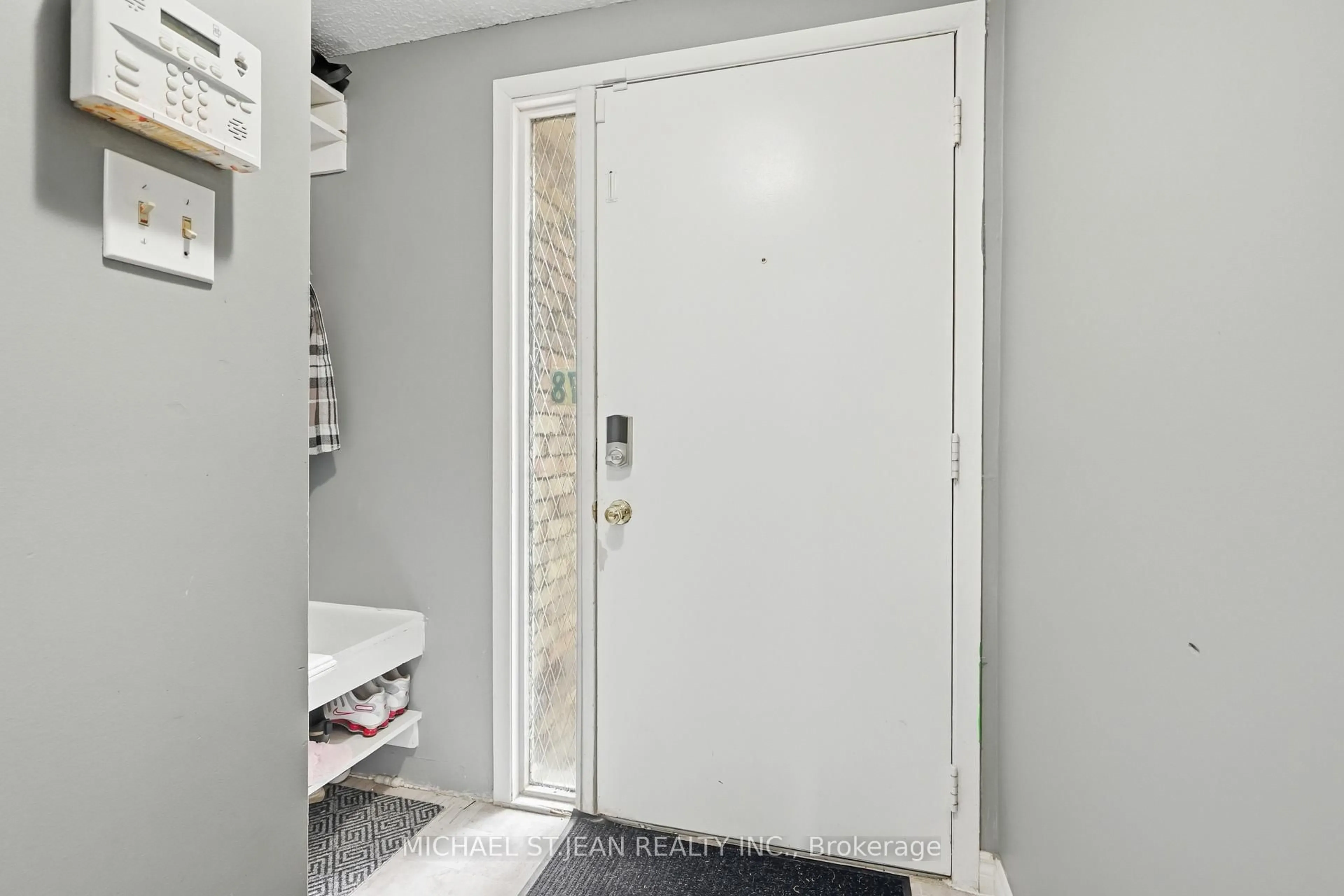Indoor entryway for 11 Harrisford St #78, Hamilton Ontario L8K 6L7