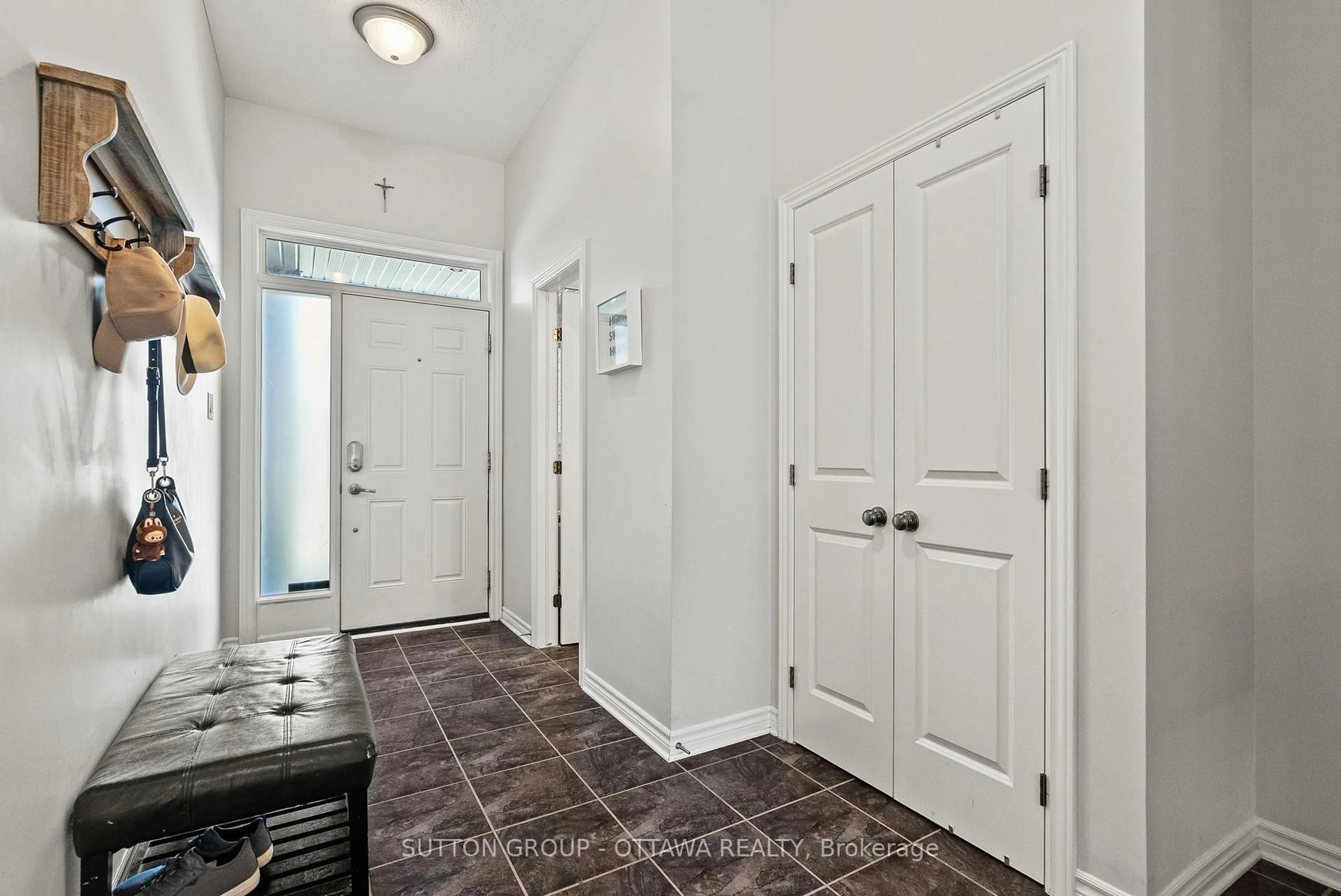 Indoor entryway for 711 Hazelnut Cres, Ottawa Ontario K1T 3T8