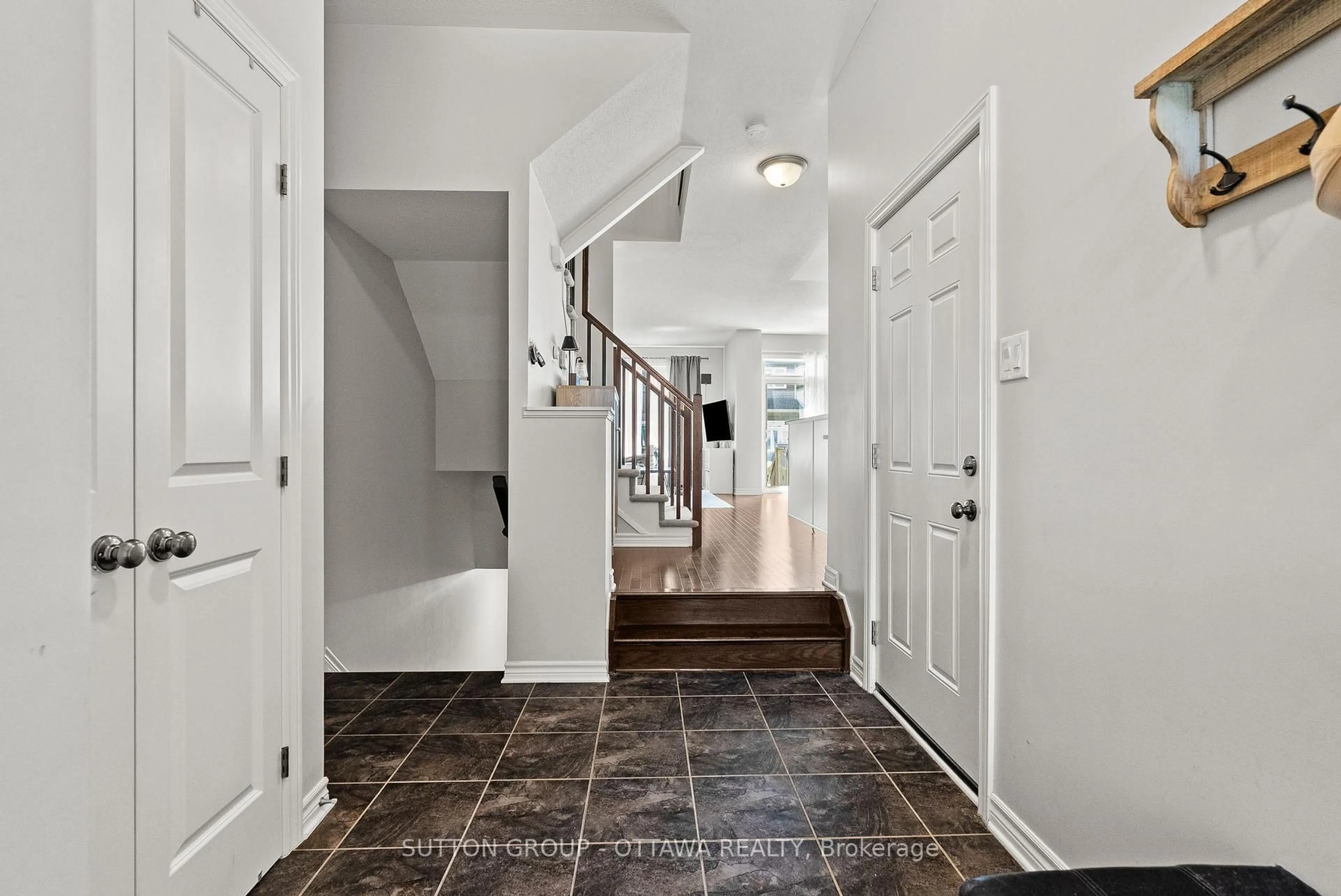 Indoor entryway for 711 Hazelnut Cres, Ottawa Ontario K1T 3T8