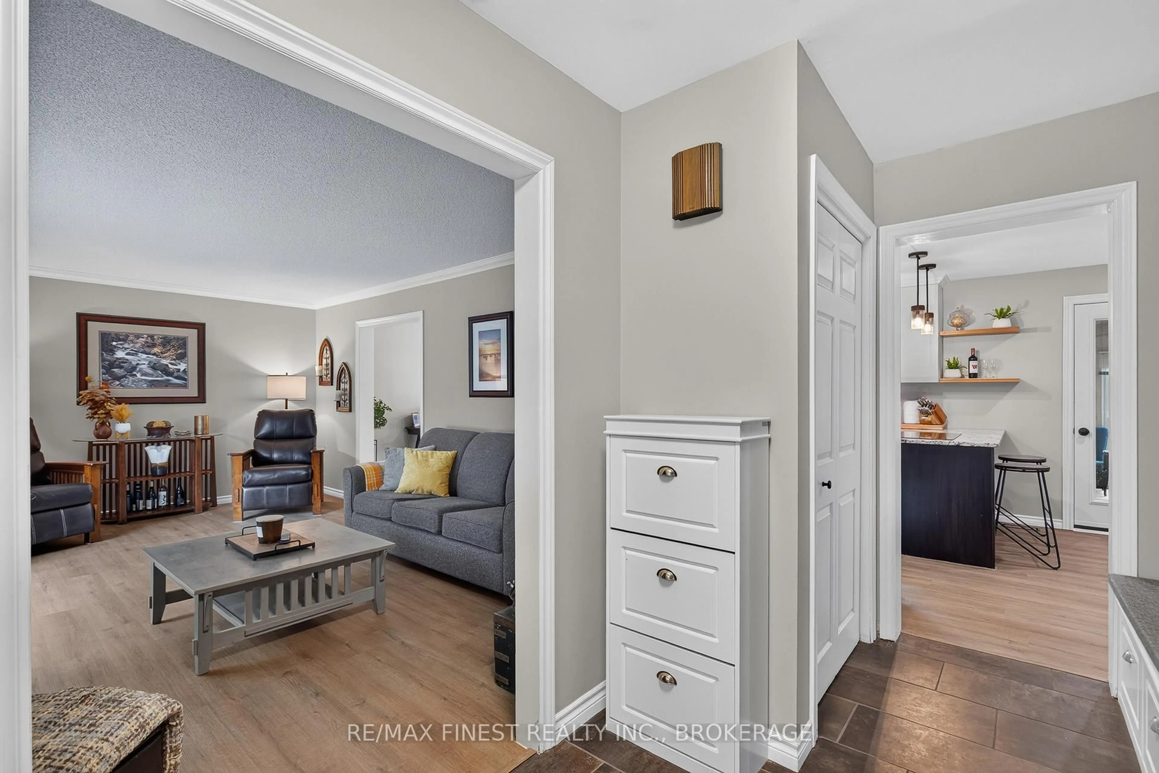 Indoor entryway for 35 Keller Dr, Belleville Ontario K8P 4B3