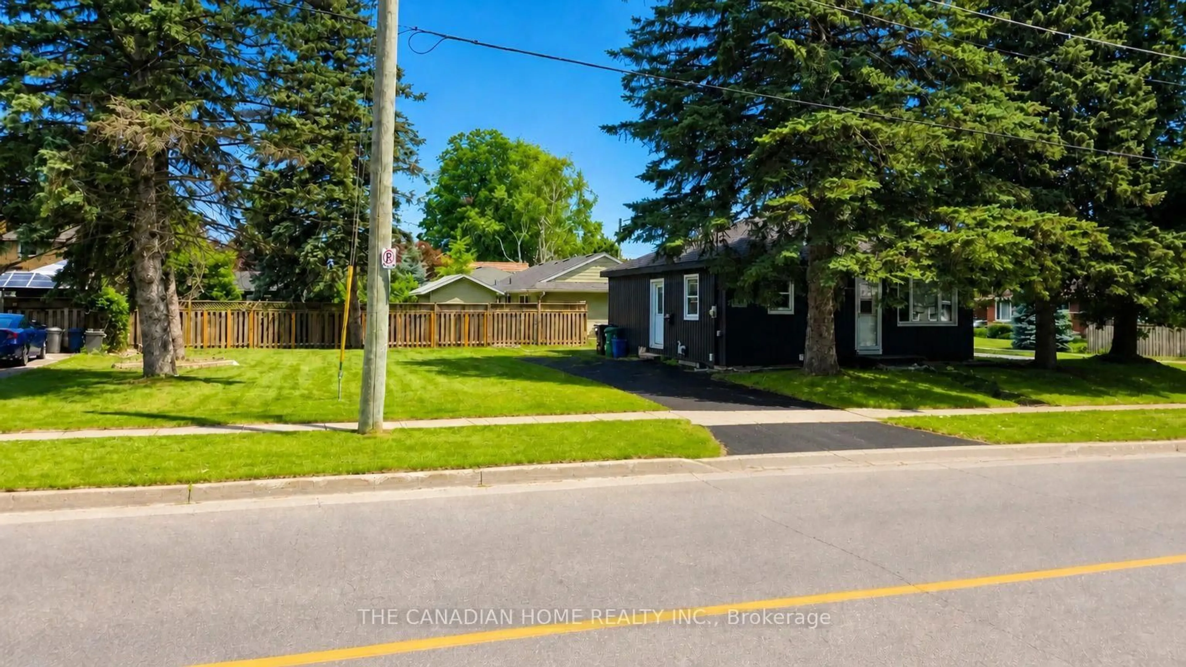 A pic from outside/outdoor area/front of a property/back of a property/a pic from drone, street for 142 Winston Blvd, Cambridge Ontario N3C 1L9