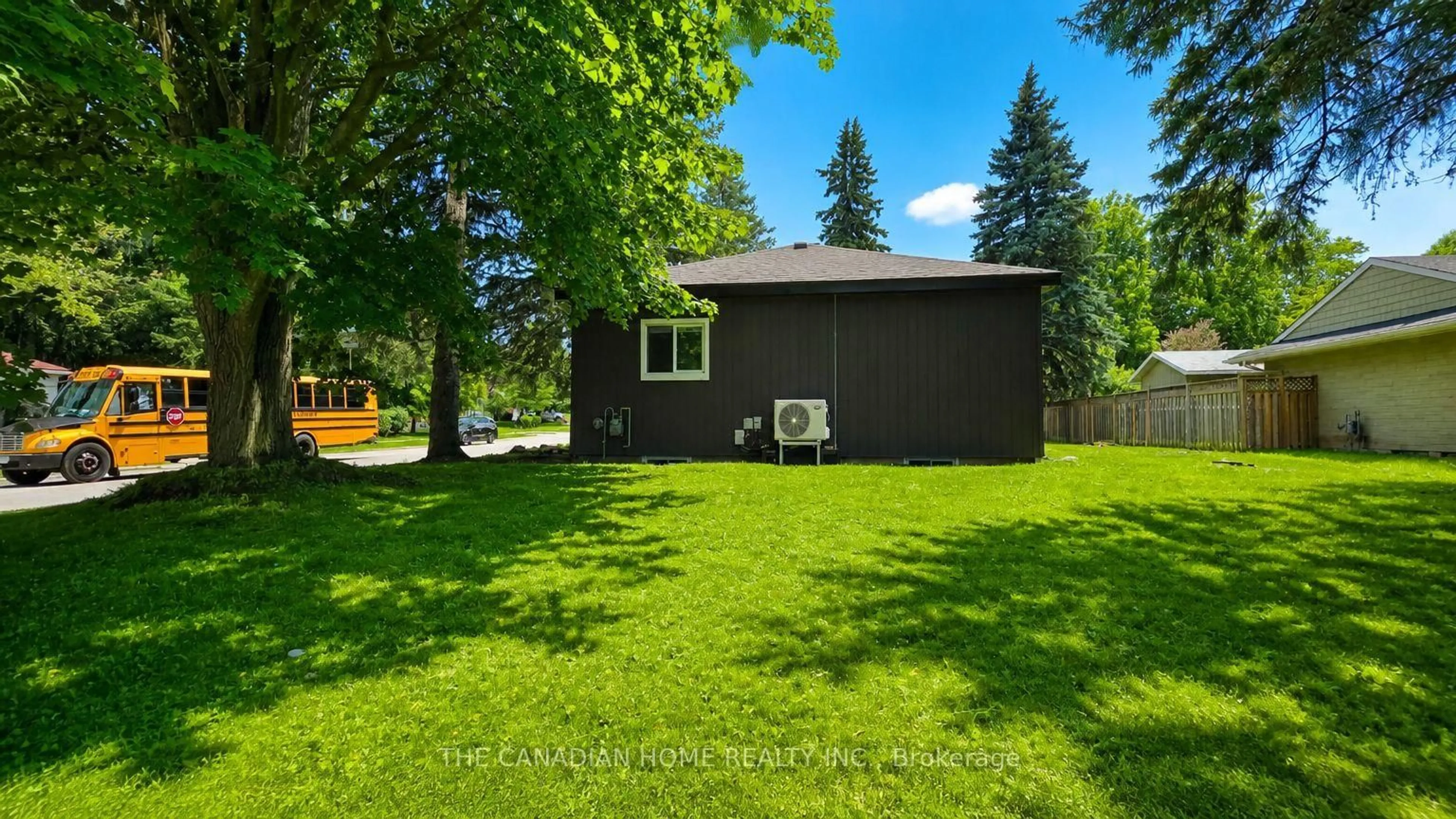 A pic from outside/outdoor area/front of a property/back of a property/a pic from drone, unknown for 142 Winston Blvd, Cambridge Ontario N3C 1L9