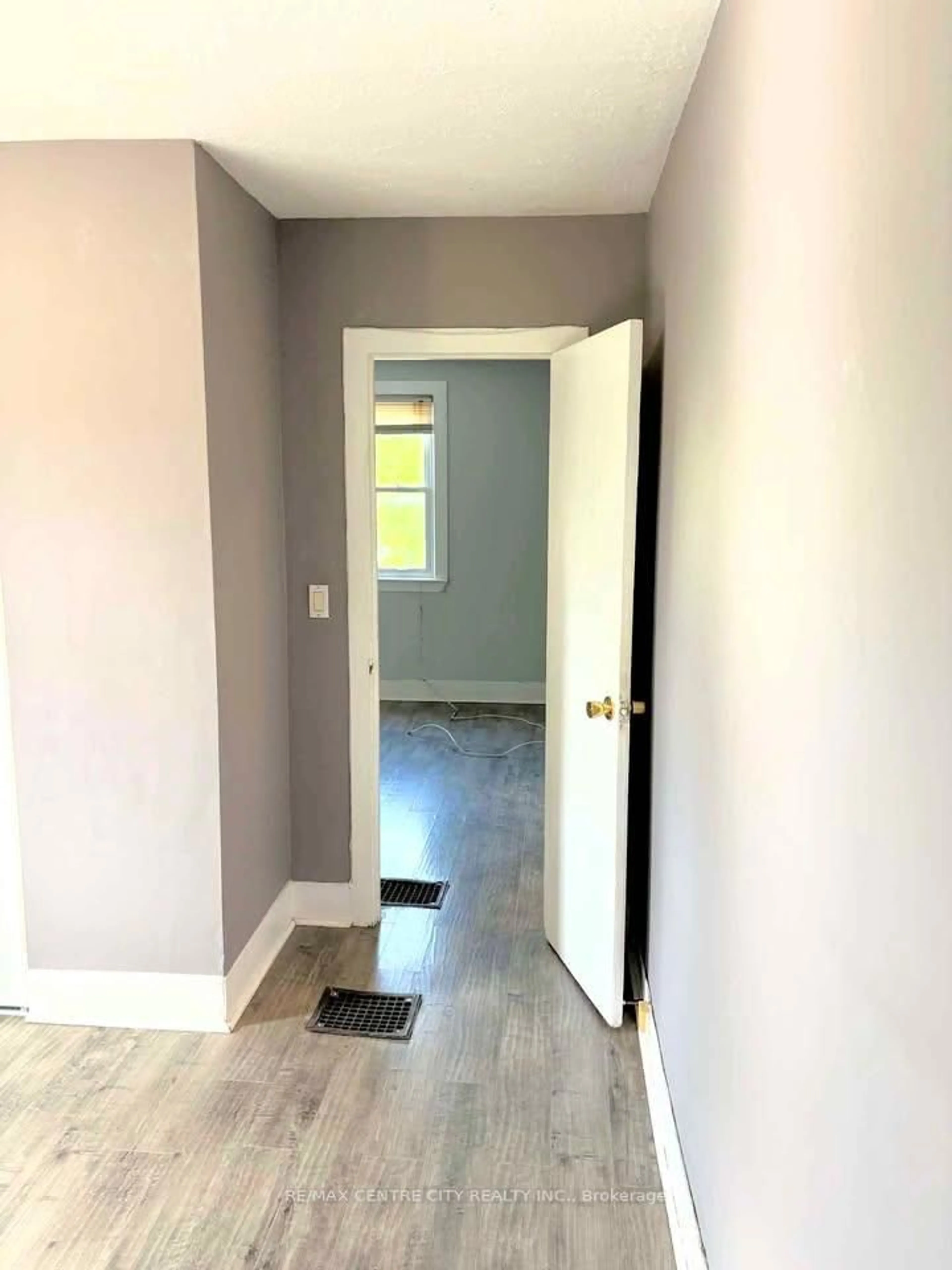 Indoor entryway for 31 Langarth St #Upper, London South Ontario N6J 1P3