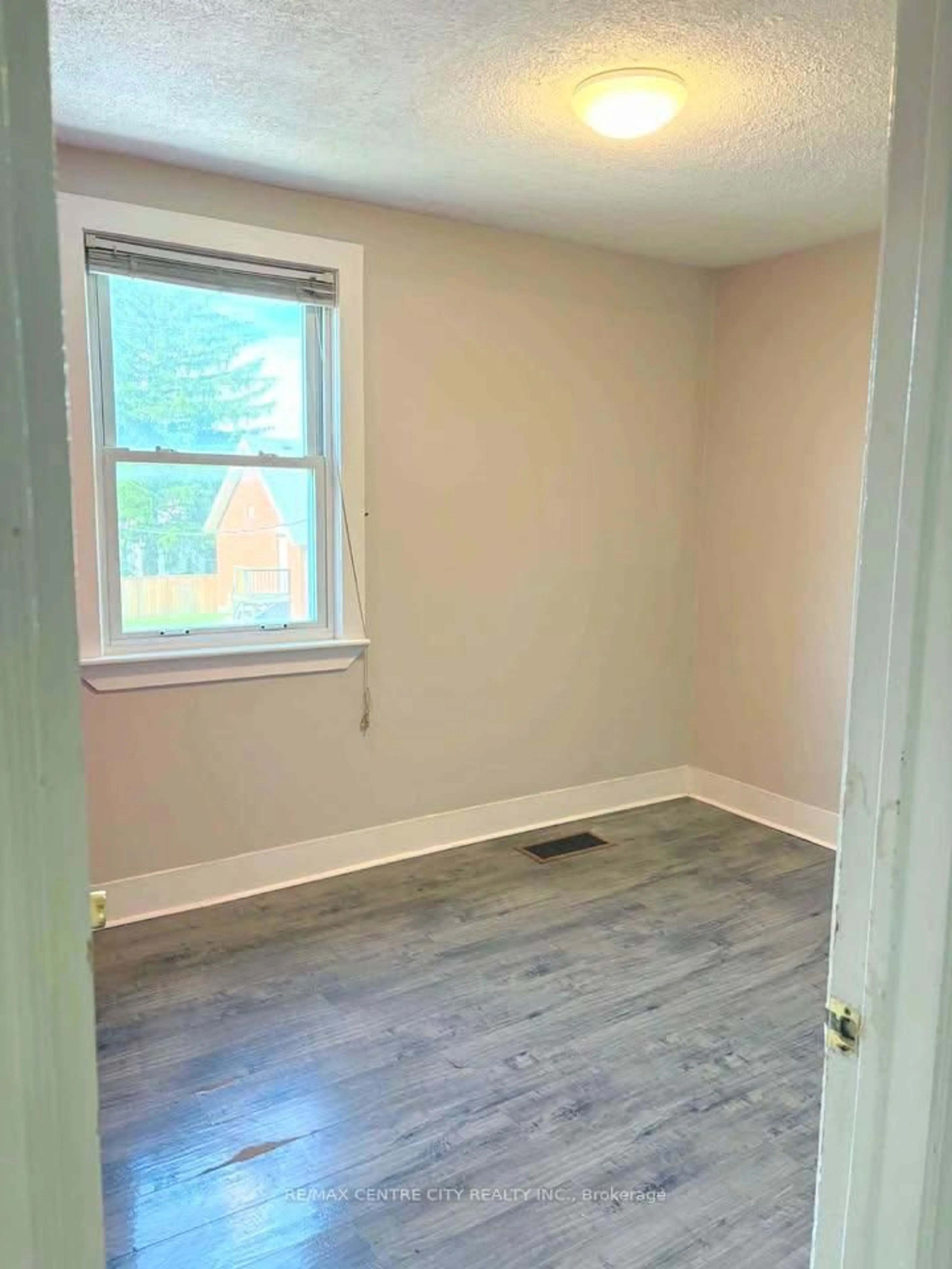 A pic of a room for 31 Langarth St #Upper, London South Ontario N6J 1P3