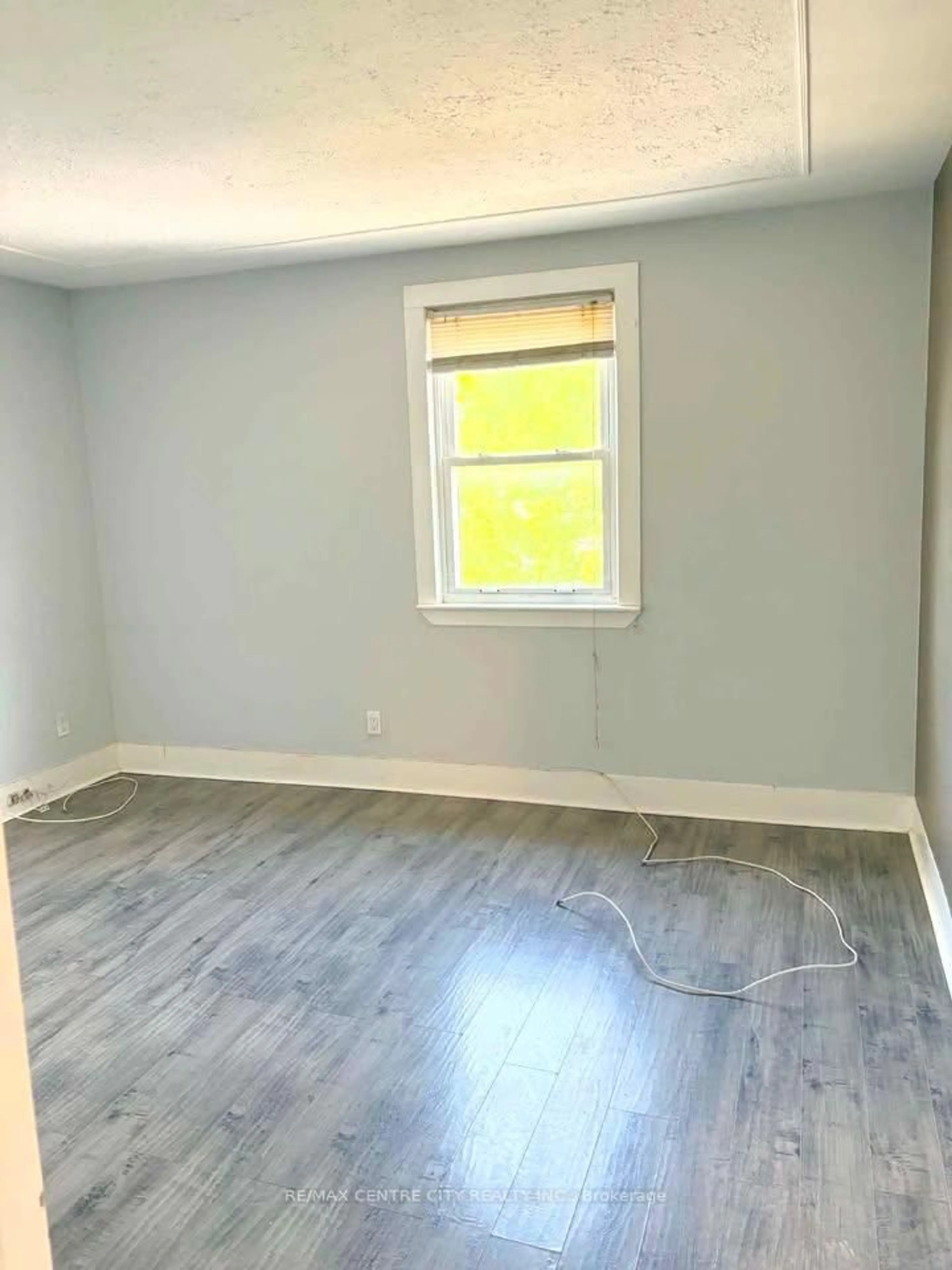 A pic of a room for 31 Langarth St #Upper, London South Ontario N6J 1P3