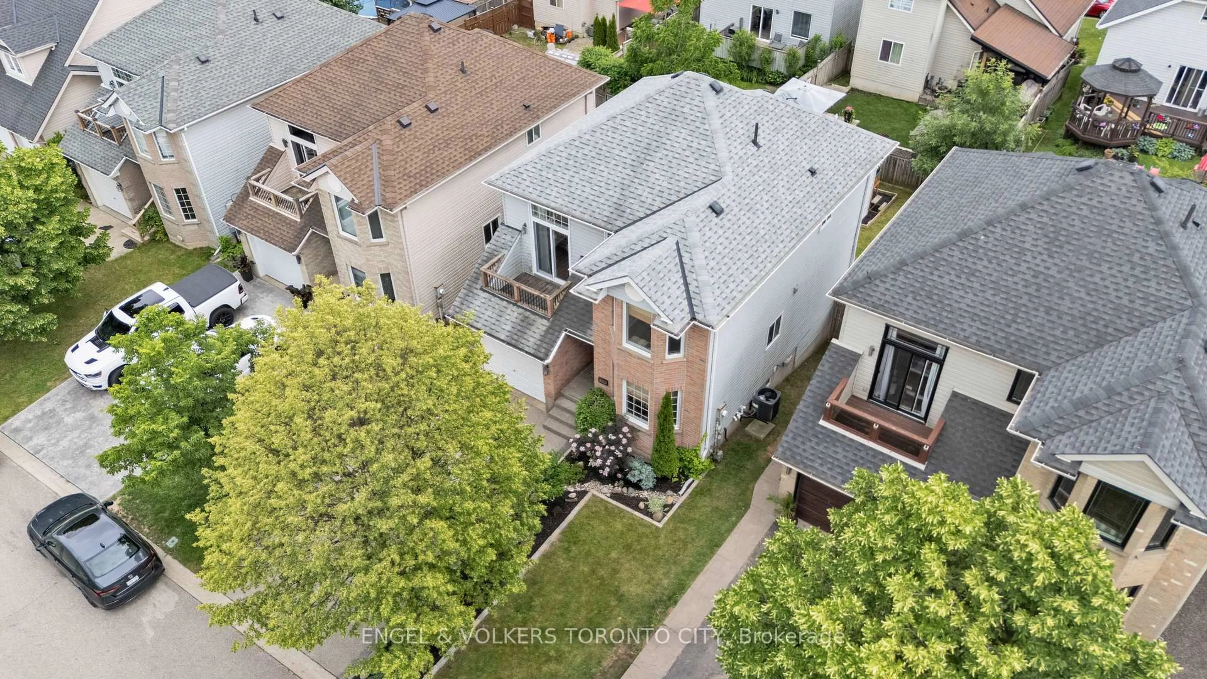 A pic from outside/outdoor area/front of a property/back of a property/a pic from drone, street for 786 Hunter Gate Cres, Woodstock Ontario N4V 1G4