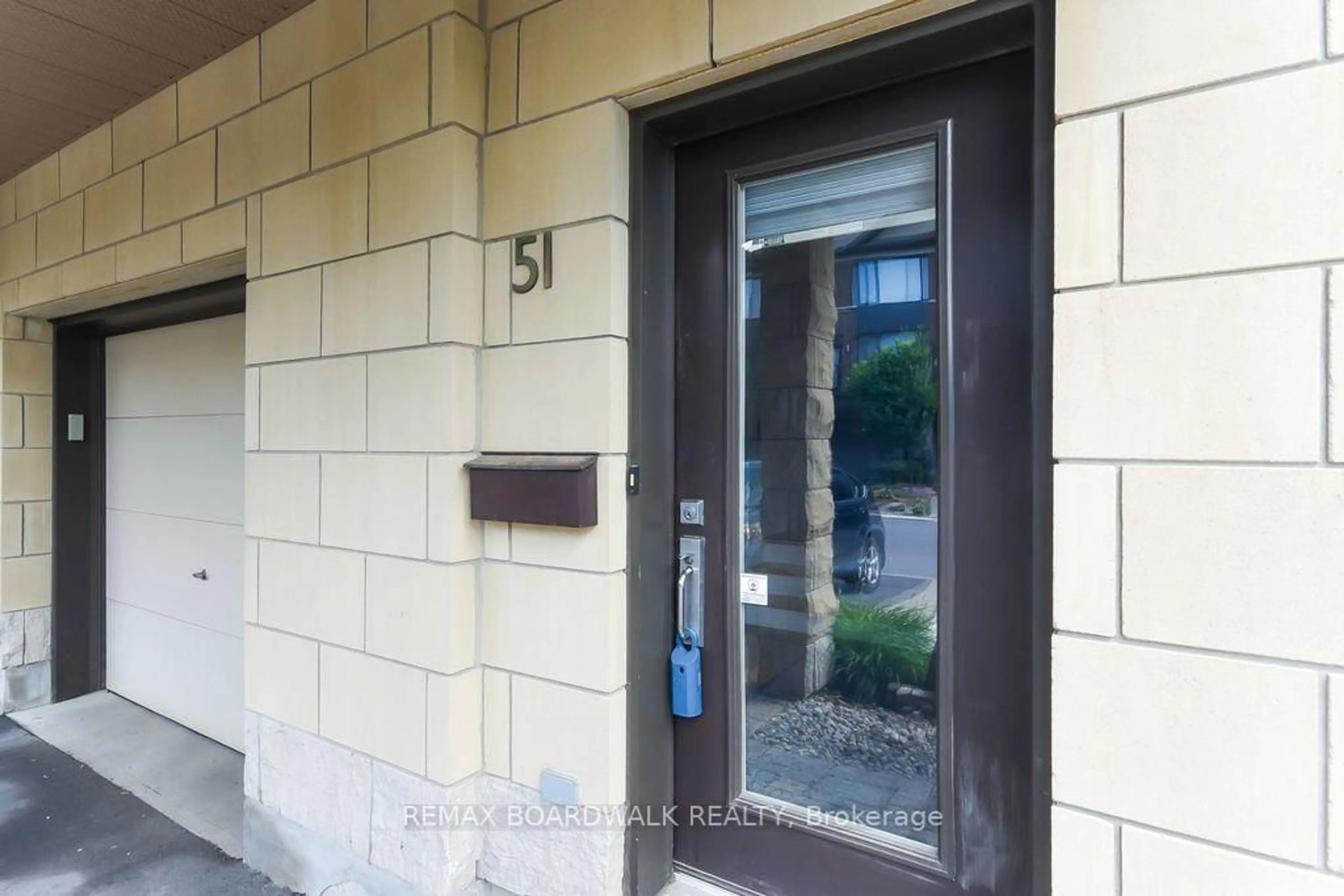 Indoor foyer for 51 Drouin Ave, Ottawa Ontario K1K 2A6