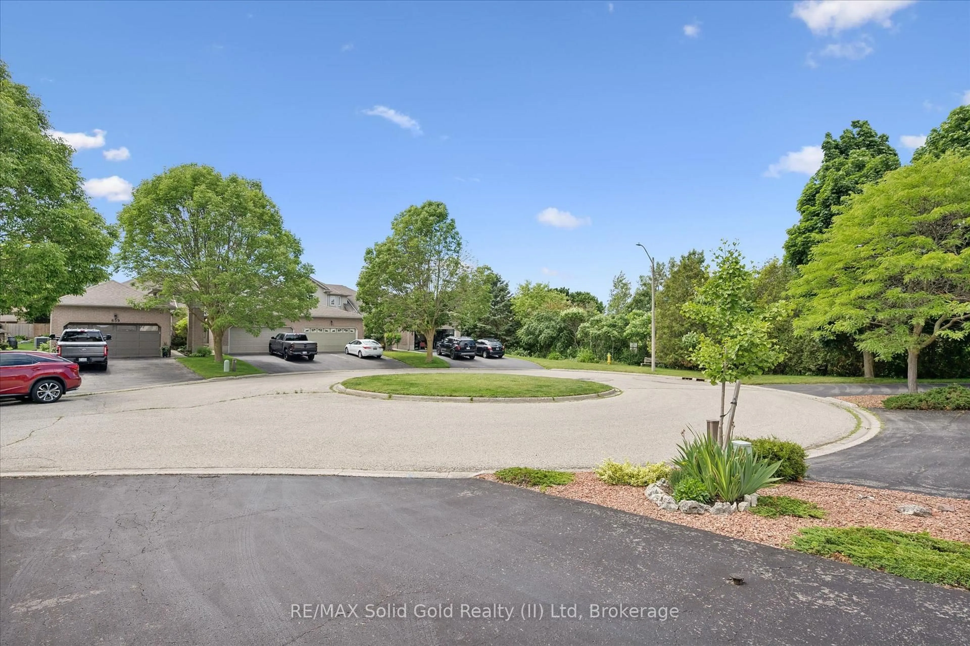 A pic from outside/outdoor area/front of a property/back of a property/a pic from drone, water/lake/river/ocean view for 658 Ellesmere Crt, Waterloo Ontario N2V 2H4