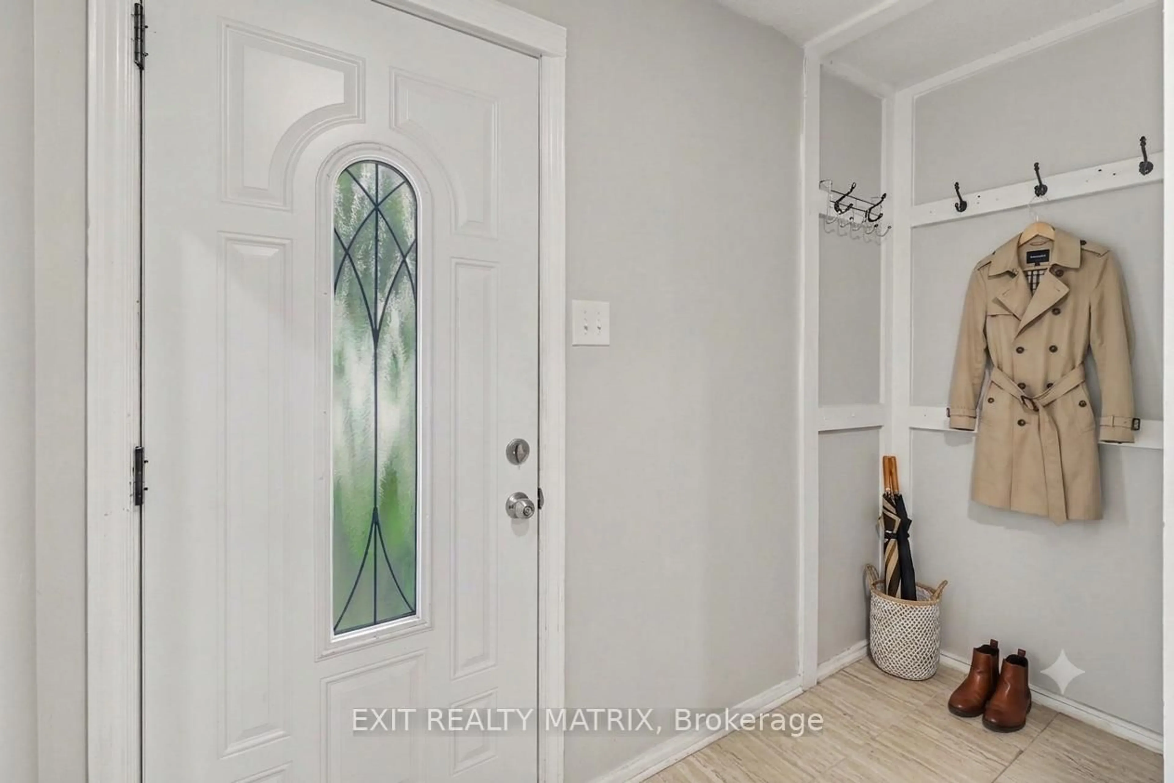 Indoor entryway for 1661 Heron Rd #3, Ottawa Ontario K1V 6A3