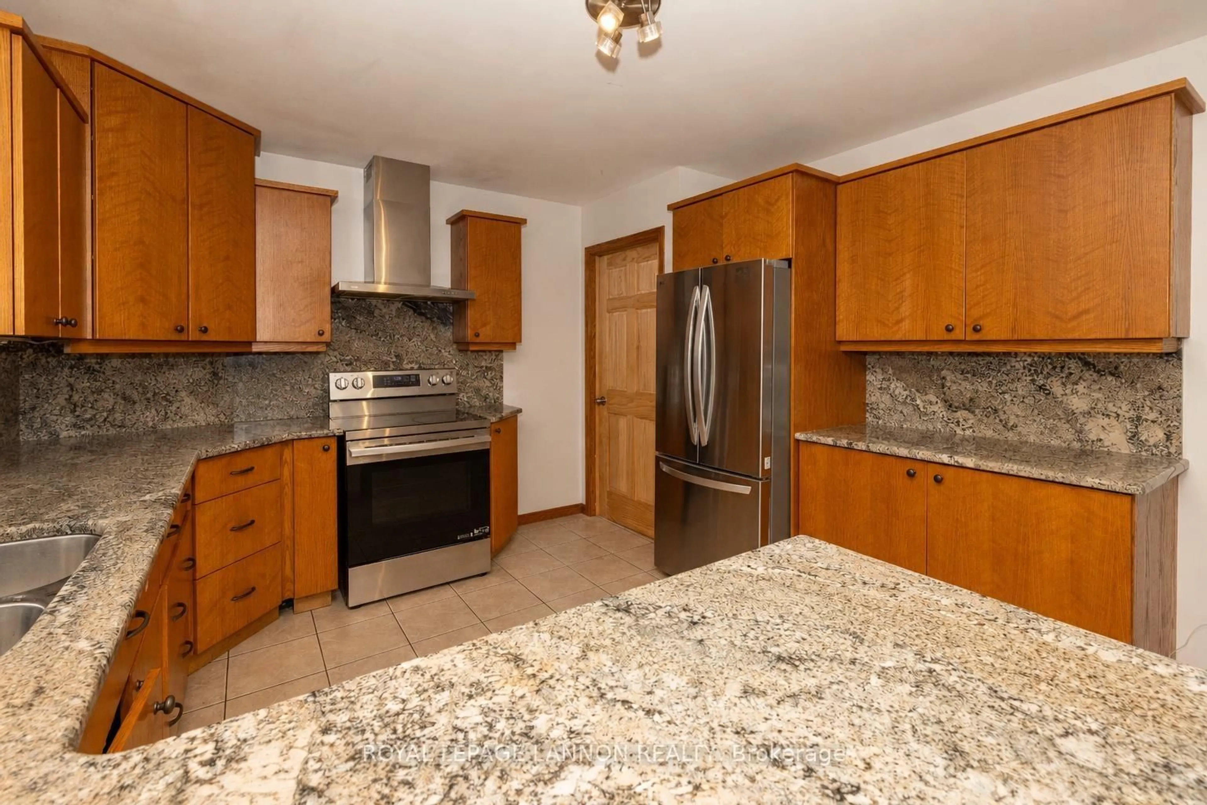 Standard kitchen, ceramic/tile floor for 334 Lambton Cres, Thunder Bay Ontario P7C 5L8