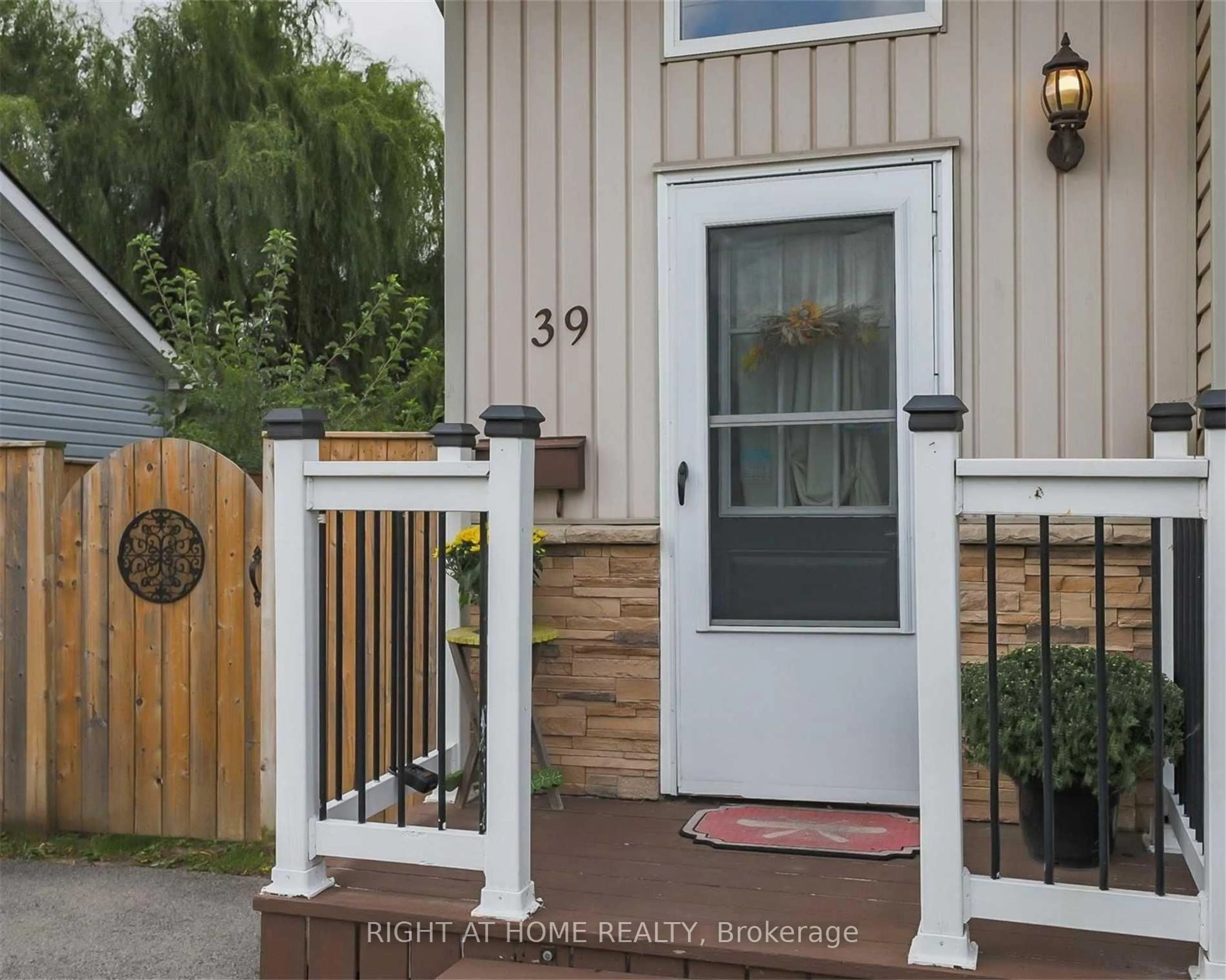 Indoor entryway for 39 Cumming St, St. Catharines Ontario L2S 1H8