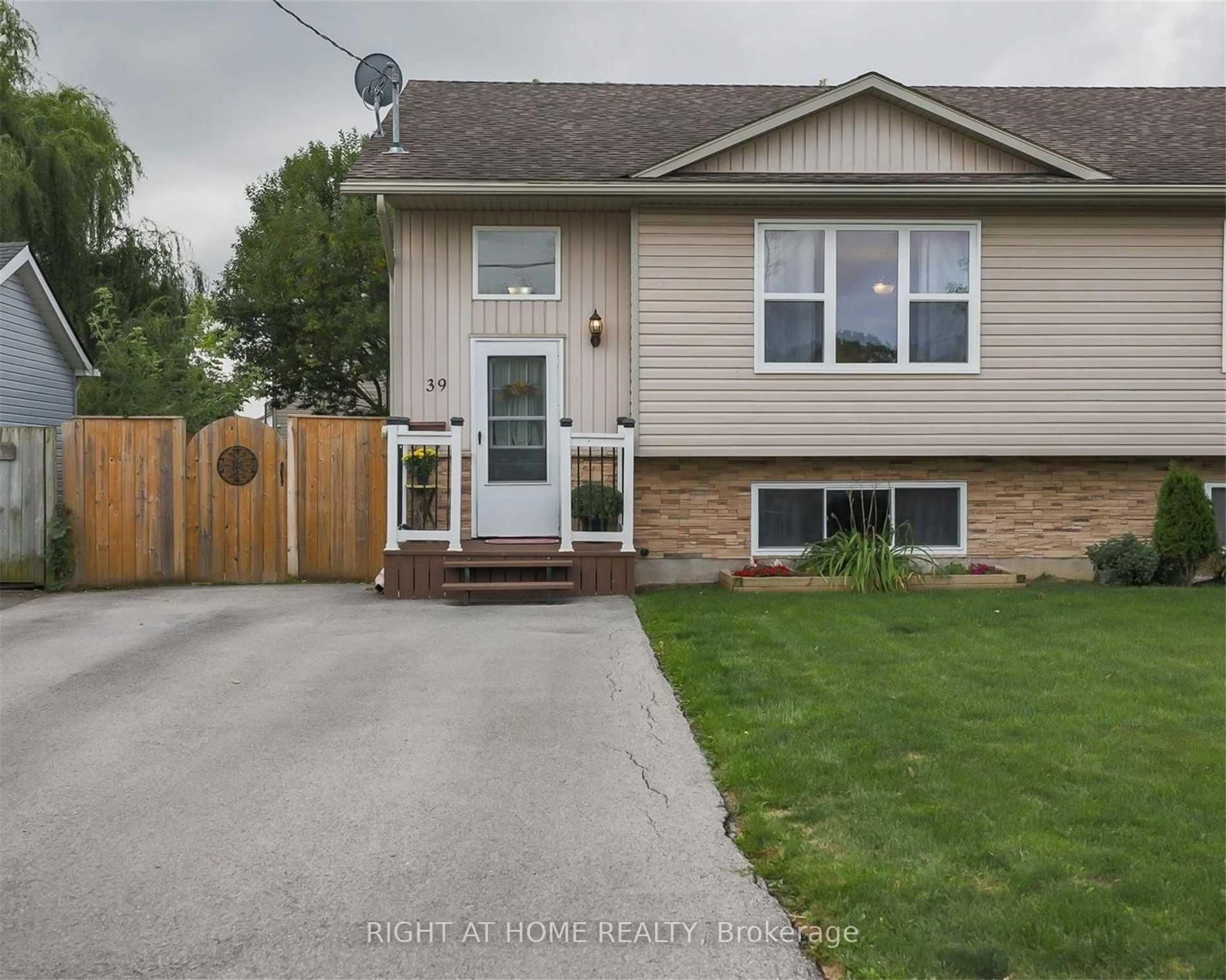 Home with vinyl exterior material, street for 39 Cumming St, St. Catharines Ontario L2S 1H8