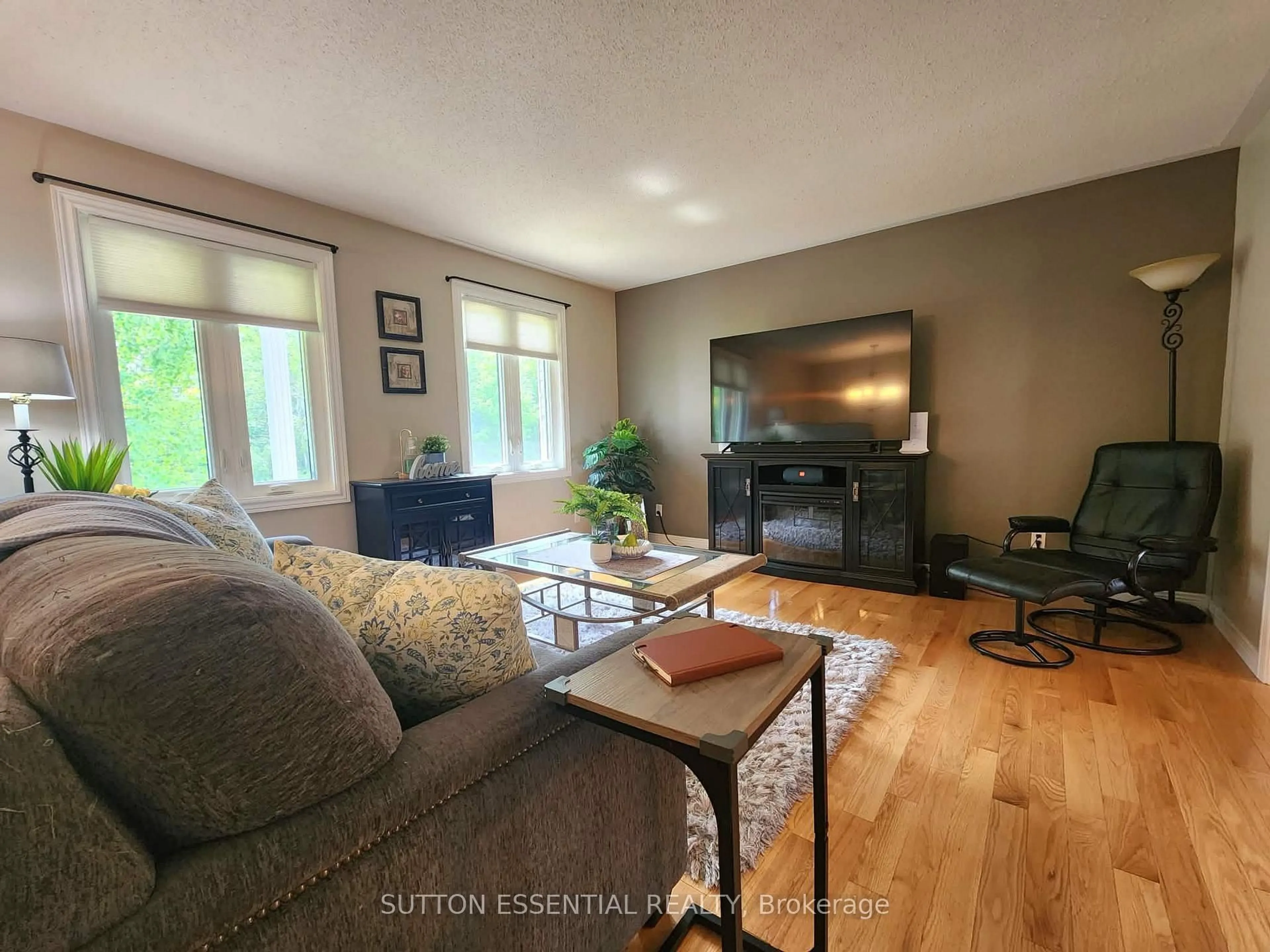 Living room with furniture, unknown for 6130 6th Concession Rd, Augusta Ontario K6V 5T2
