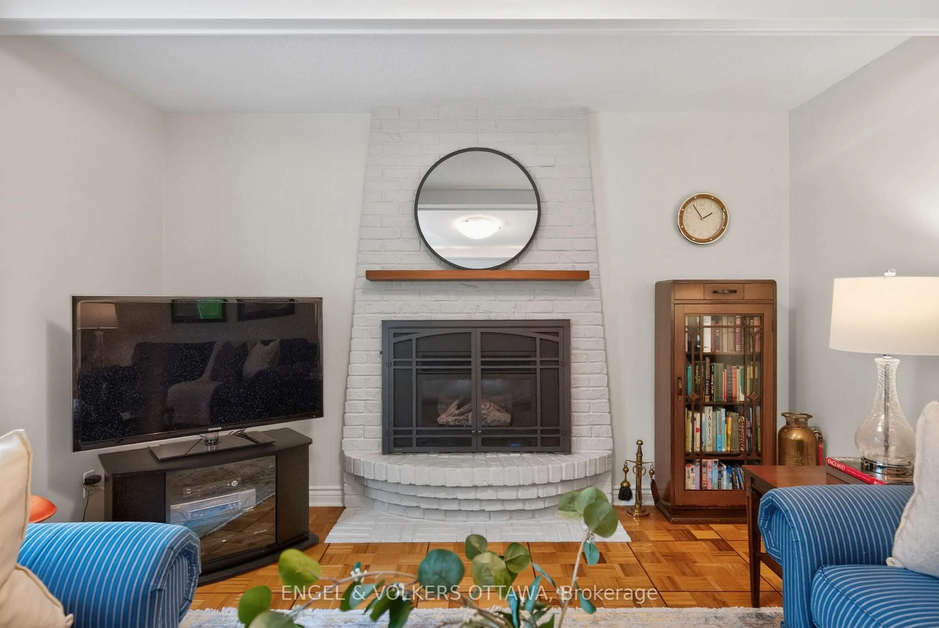 Living room with furniture, unknown for 19 Woodhill Cres, Ottawa Ontario K1B 3B7