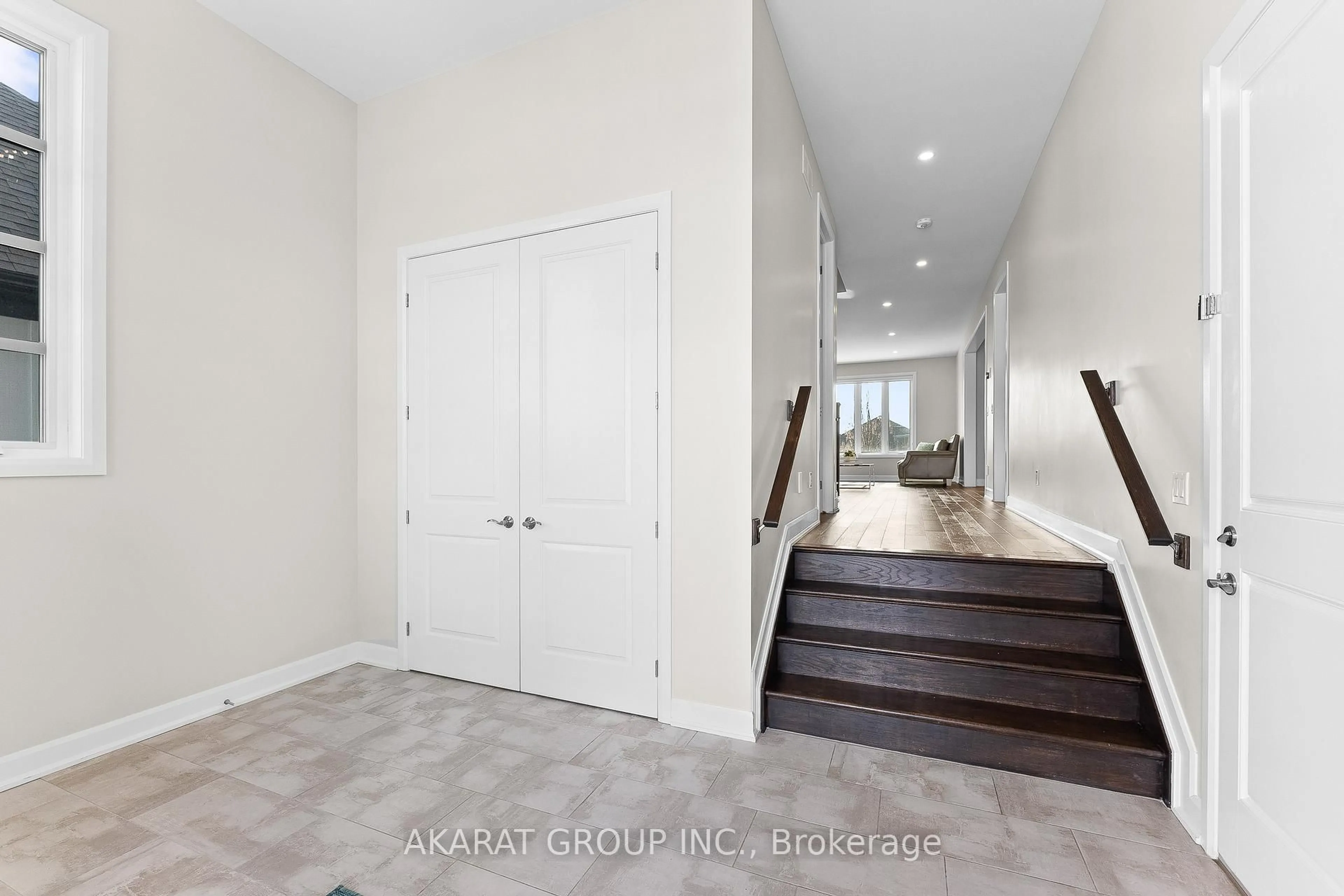 Indoor entryway for 5 Hopkins St, Thorold Ontario L2V 0E6