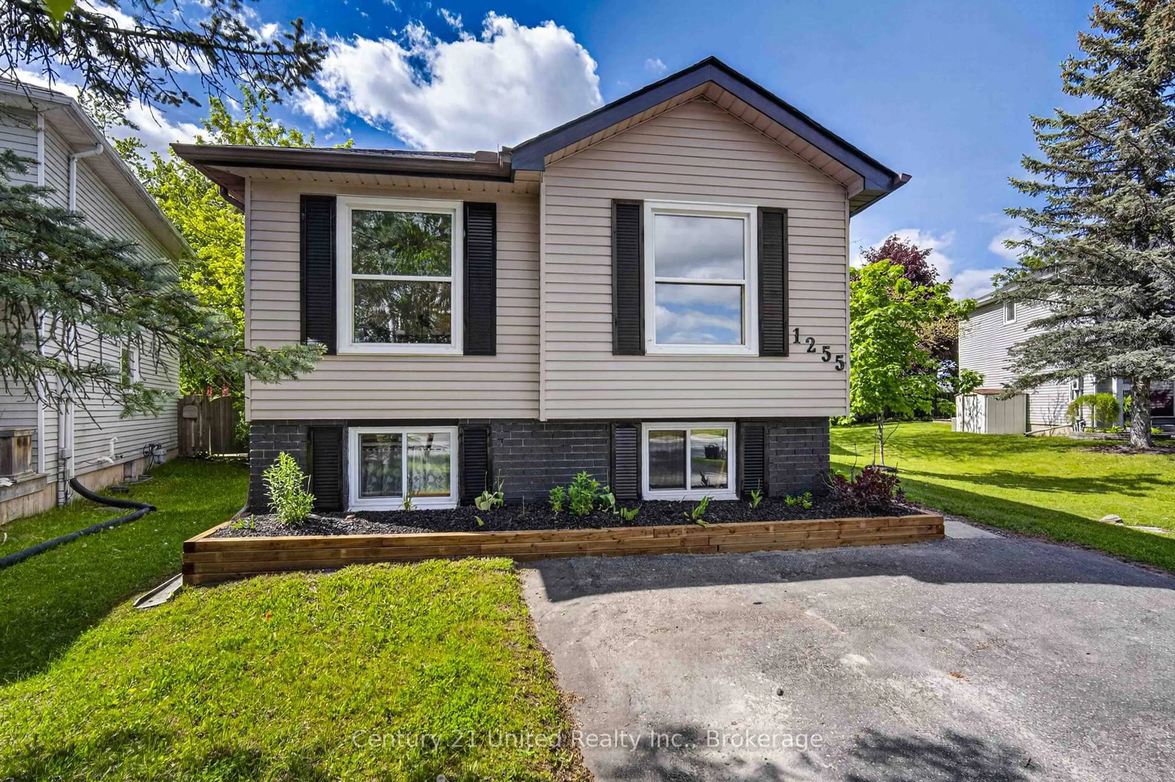 Home with vinyl exterior material, street for 1255 Huntington Circ, Peterborough Ontario K9K 2B4