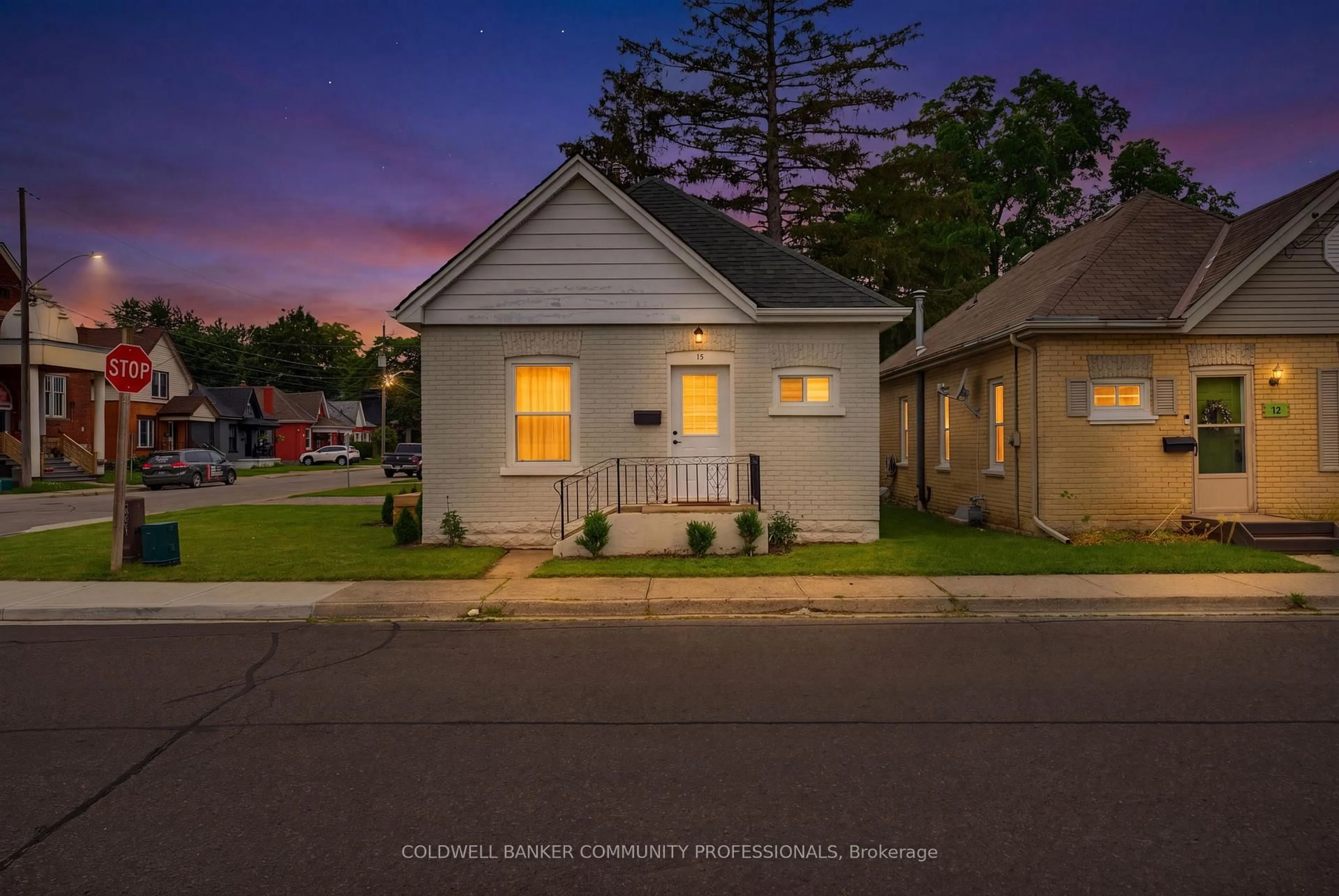 A pic from outside/outdoor area/front of a property/back of a property/a pic from drone, street for 15 Gordon St, Brantford Ontario N3S 2M7