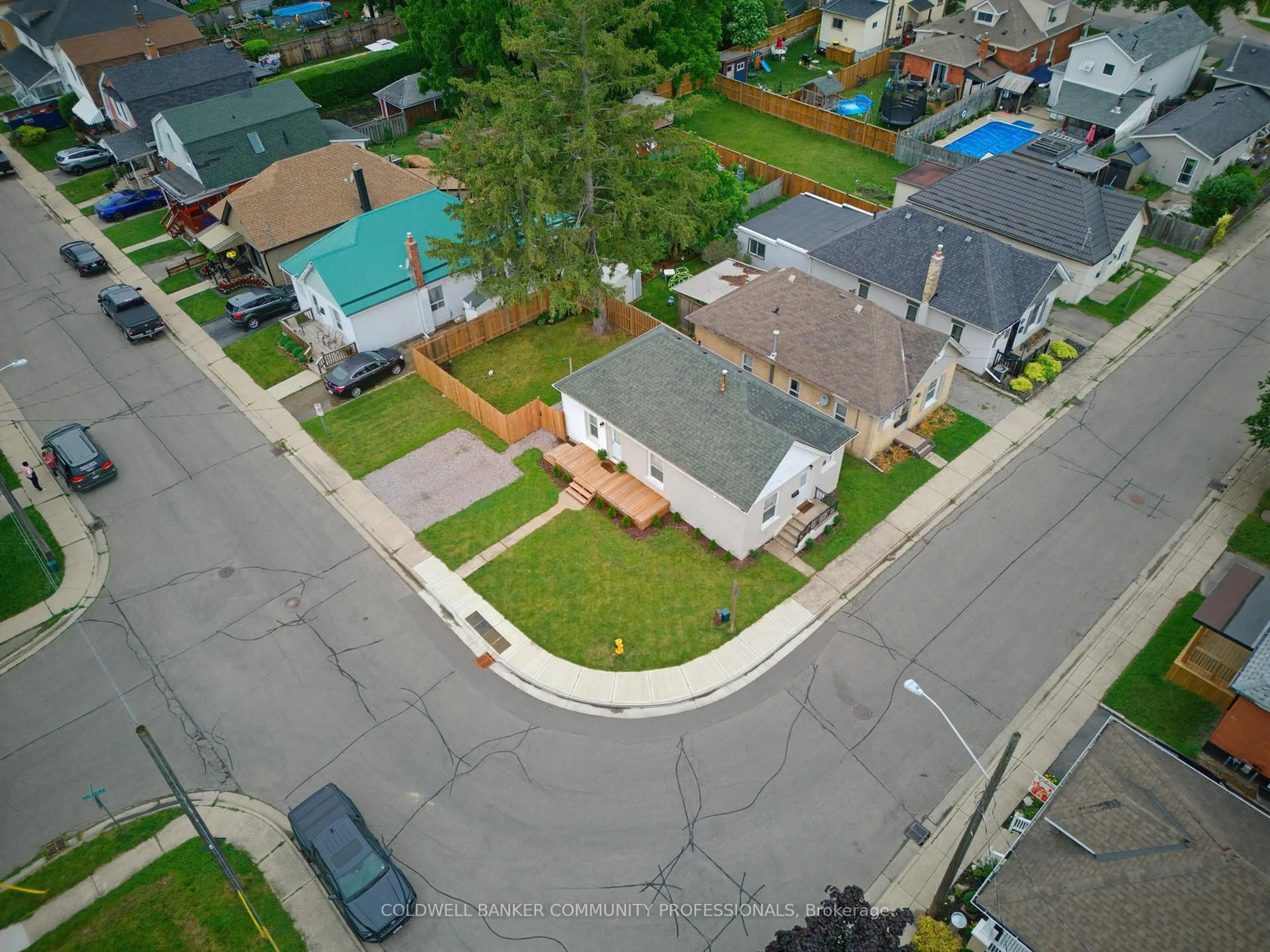 A pic from outside/outdoor area/front of a property/back of a property/a pic from drone, street for 15 Gordon St, Brantford Ontario N3S 2M7