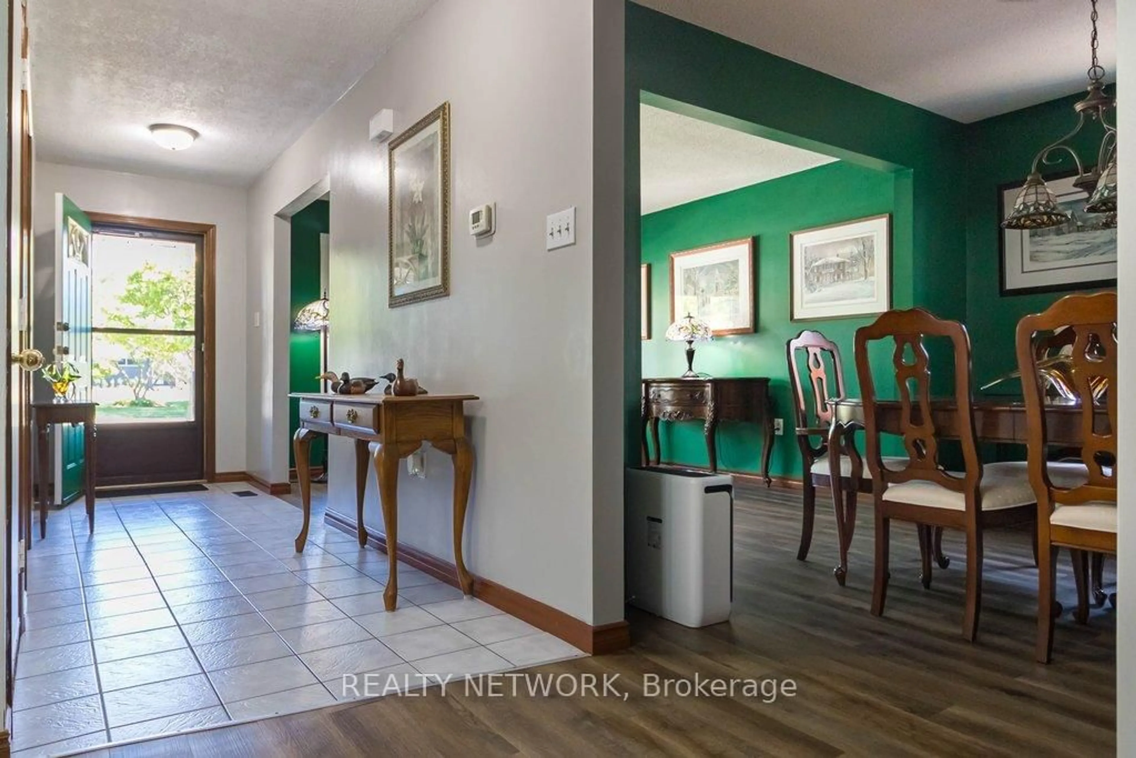 Indoor foyer for 310 Stone Church Rd, Hamilton Ontario L9B 1B2