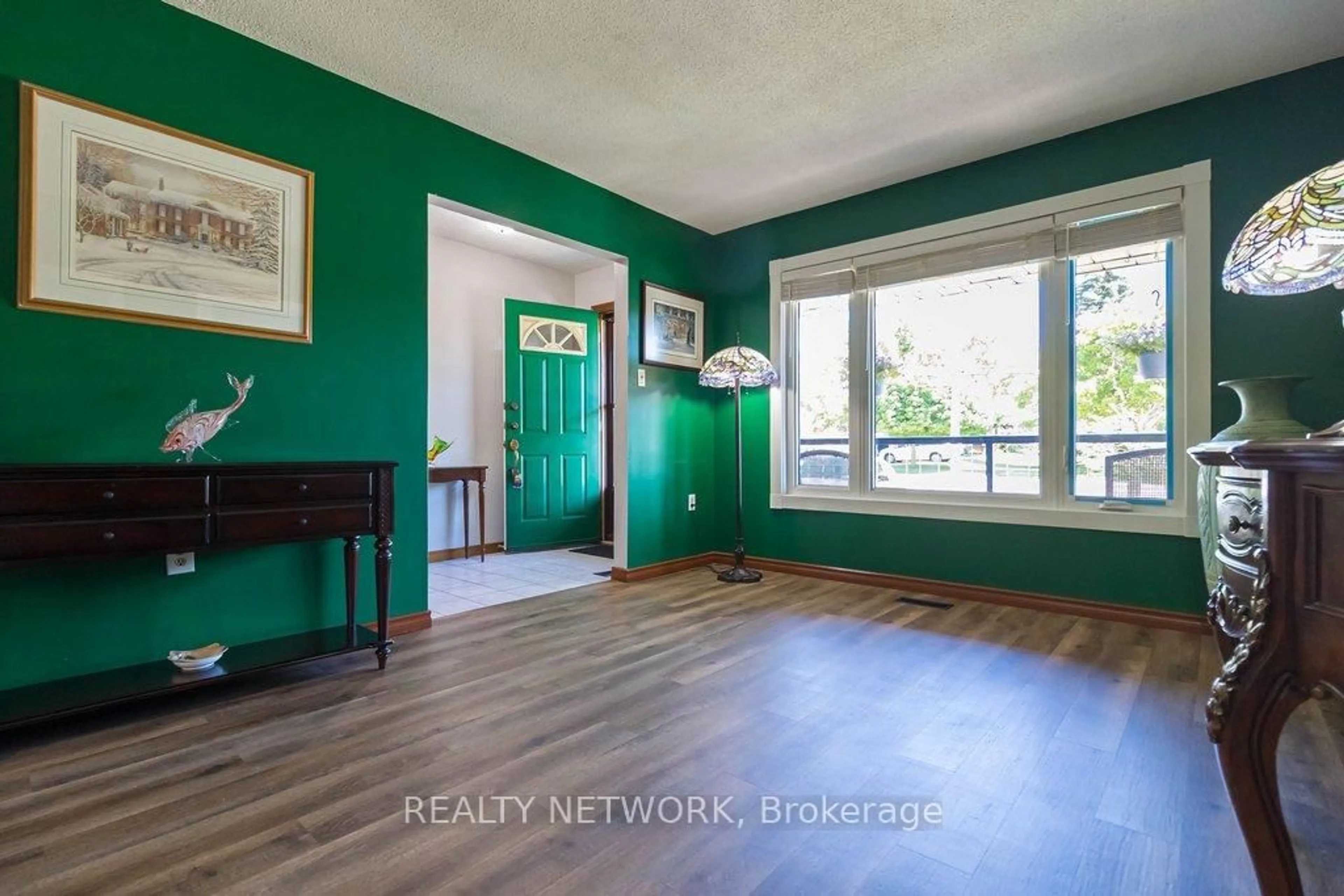 Indoor entryway for 310 Stone Church Rd, Hamilton Ontario L9B 1B2