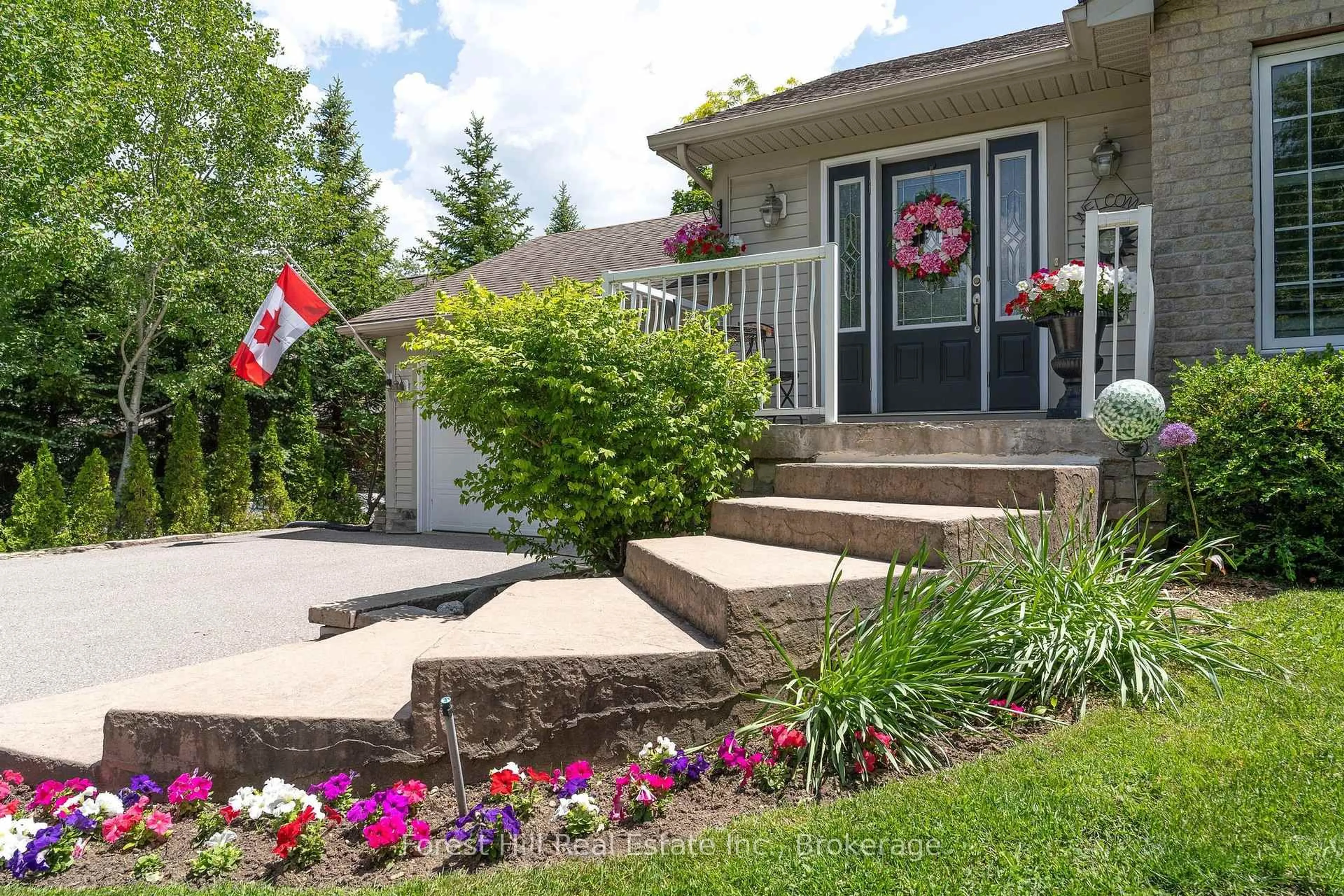 Patio, street for 131 Aspen Way, Blue Mountains Ontario L9Y 0S7