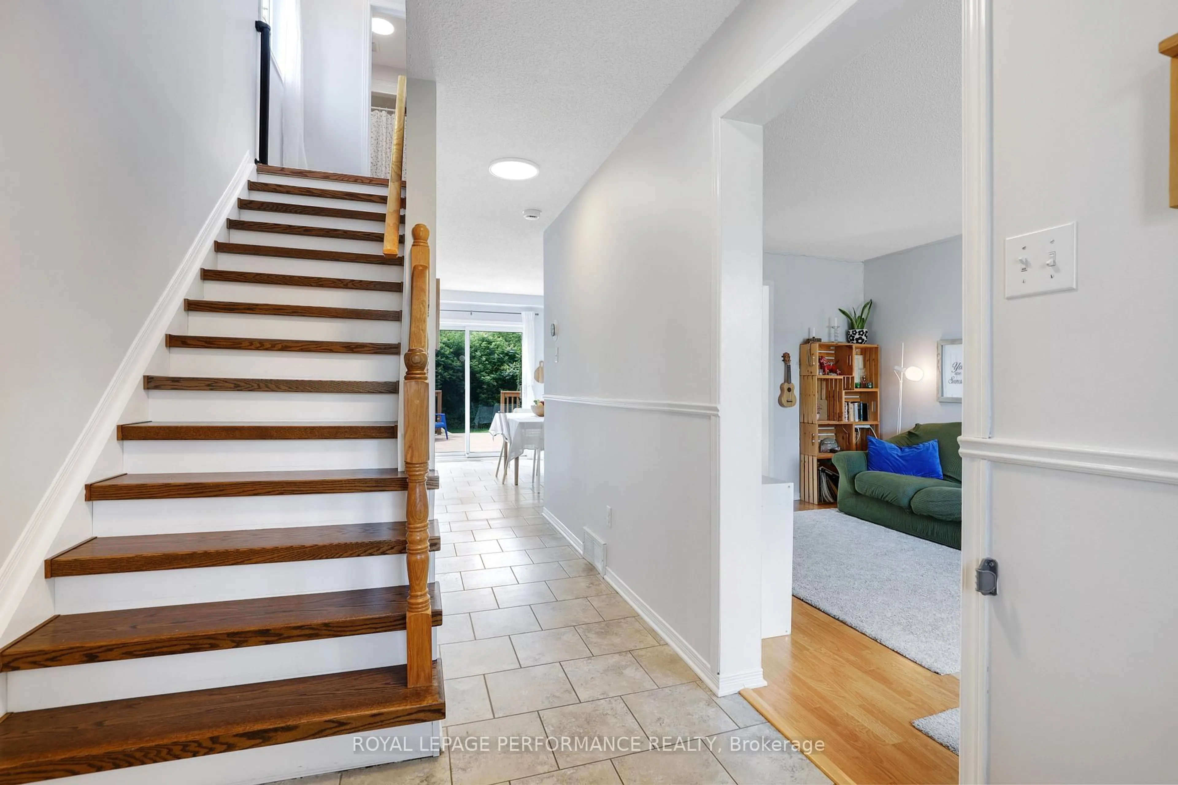 Indoor foyer for 1080 Des Pins Ave, Clarence-Rockland Ontario K4K 1N2