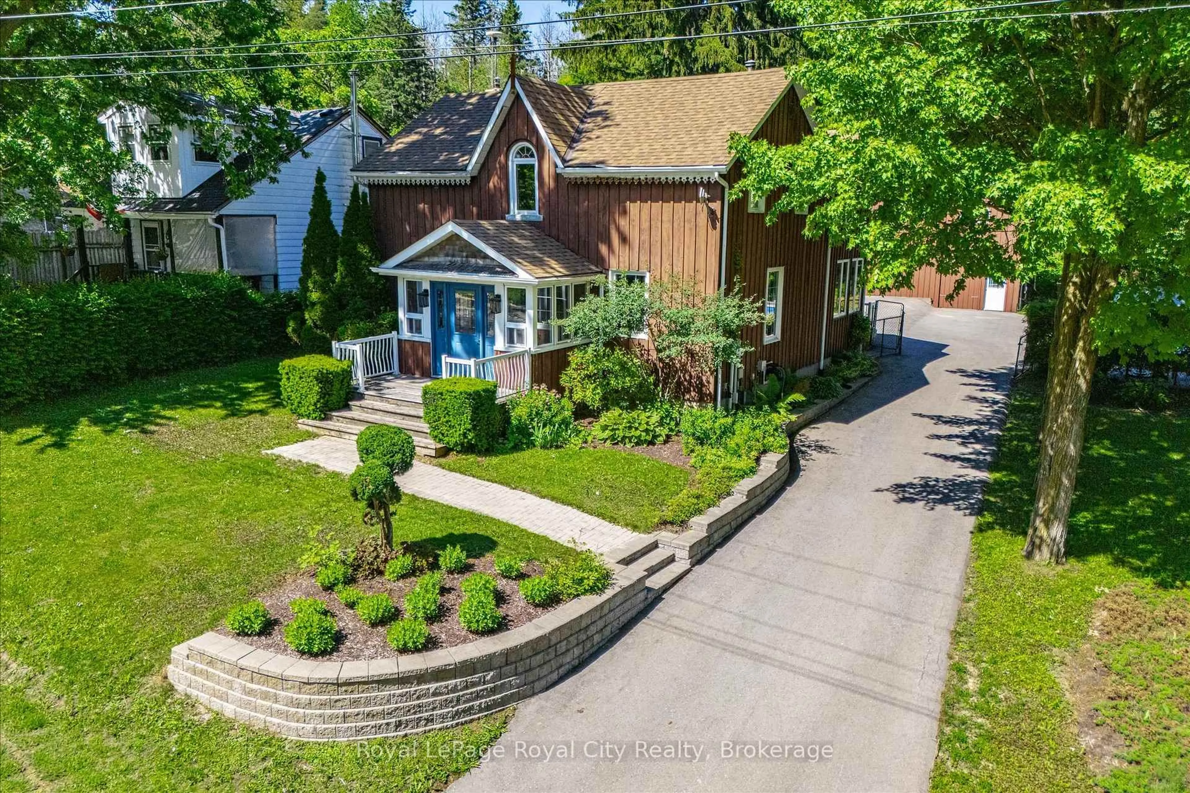 A pic from outside/outdoor area/front of a property/back of a property/a pic from drone, street for 33 North Broadway St, Centre Wellington Ontario N0B 1J0