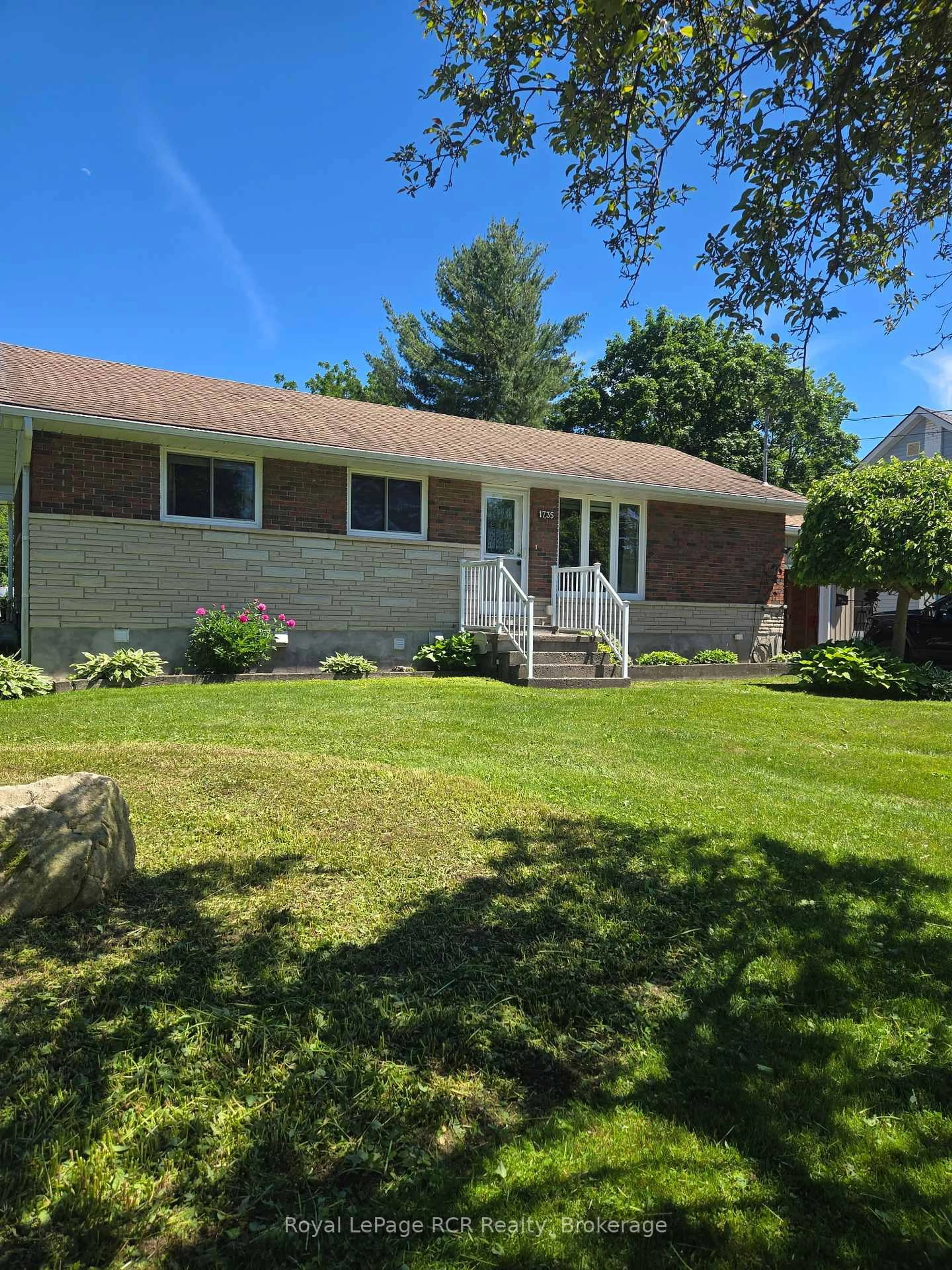 A pic from outside/outdoor area/front of a property/back of a property/a pic from drone, street for 1735 6th Ave, Owen Sound Ontario N4K 2V9