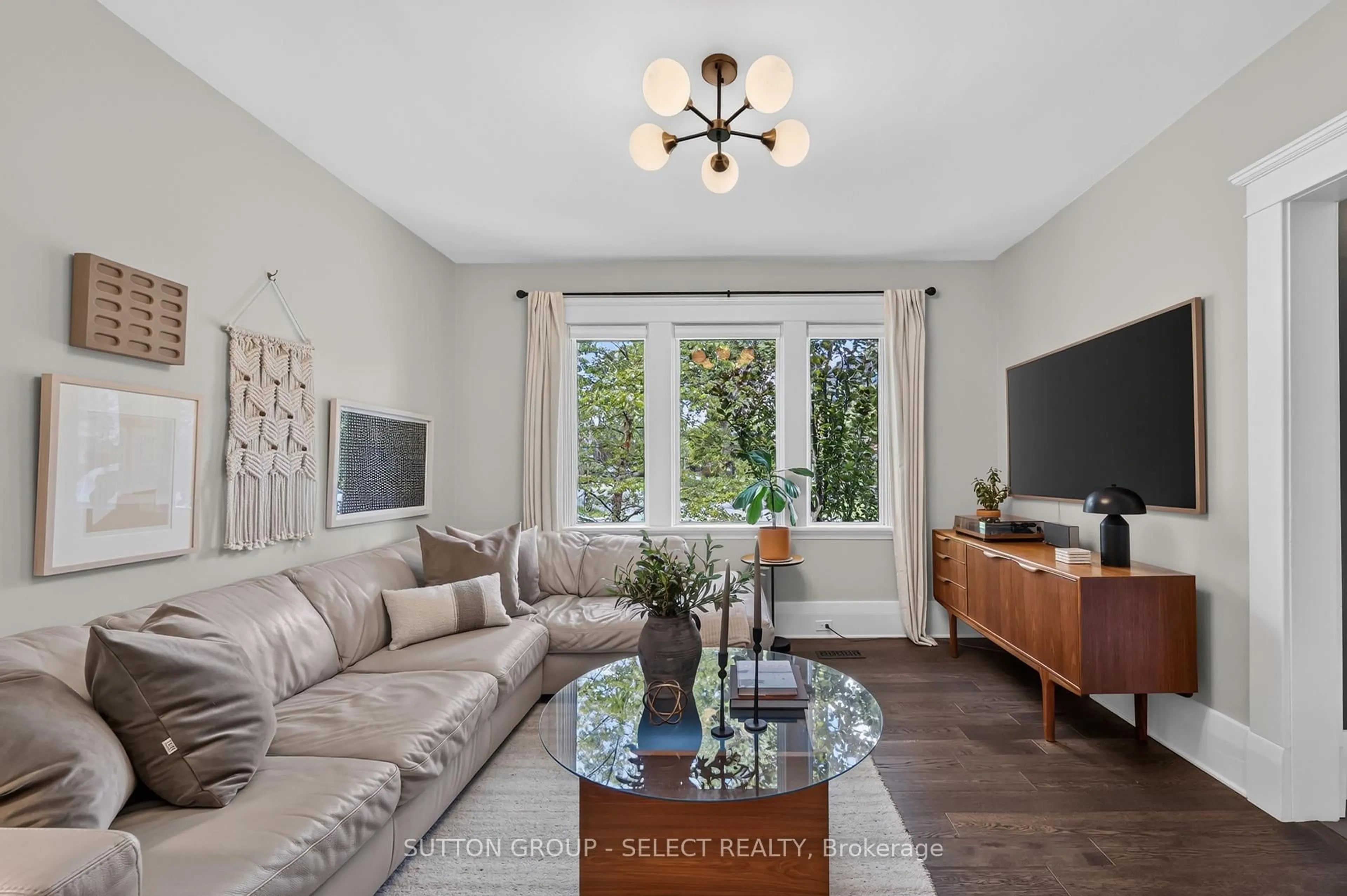 Living room with furniture, unknown for 21 Foxbar Rd, London South Ontario N6C 2A6