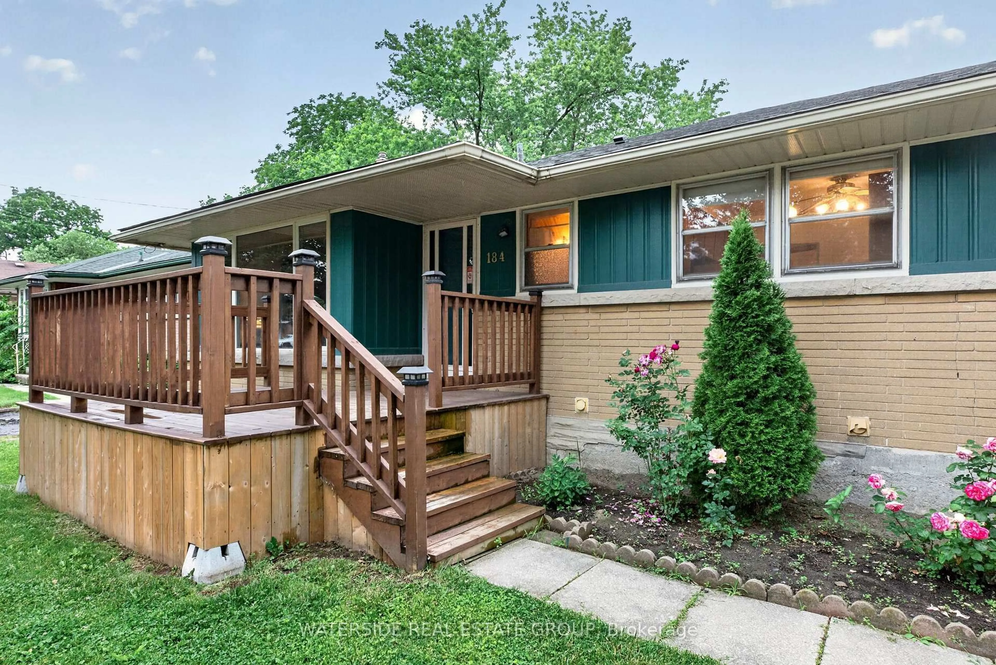 Home with vinyl exterior material, street for 184 West 33 St, Hamilton Ontario L9C 5J5