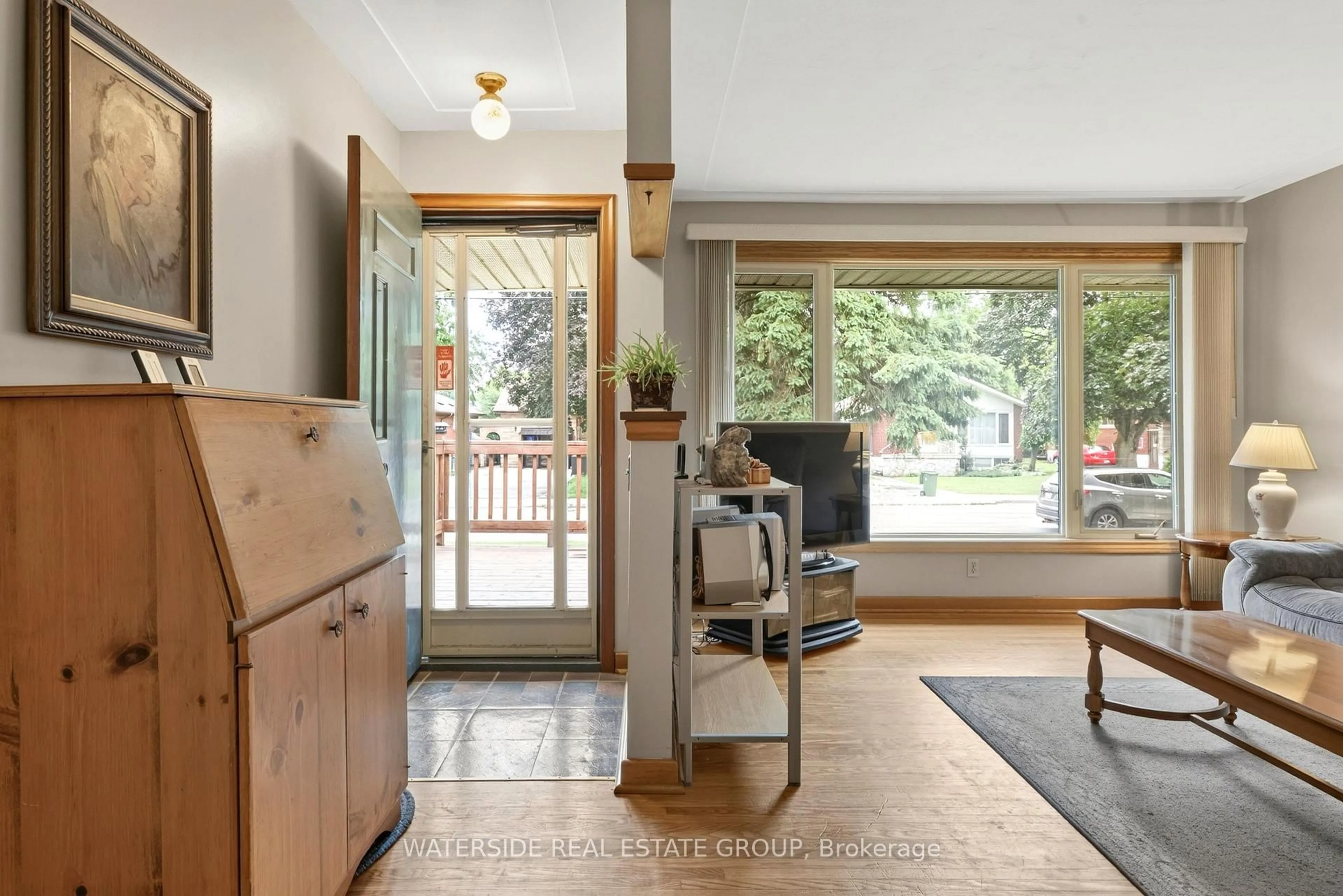 Indoor entryway for 184 West 33 St, Hamilton Ontario L9C 5J5