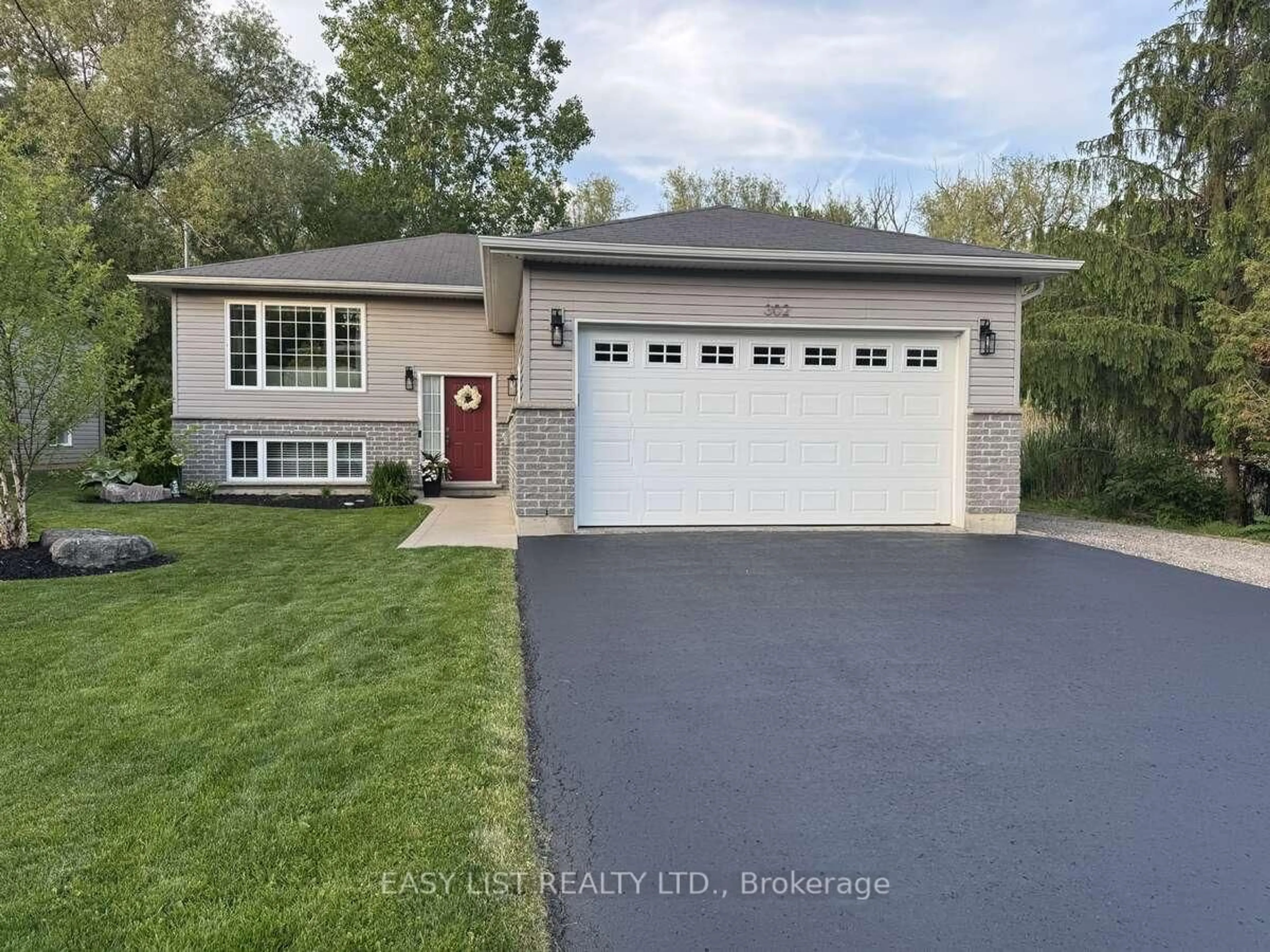 Home with vinyl exterior material, street for 302 George St, Ingersoll Ontario N5C 1Z6