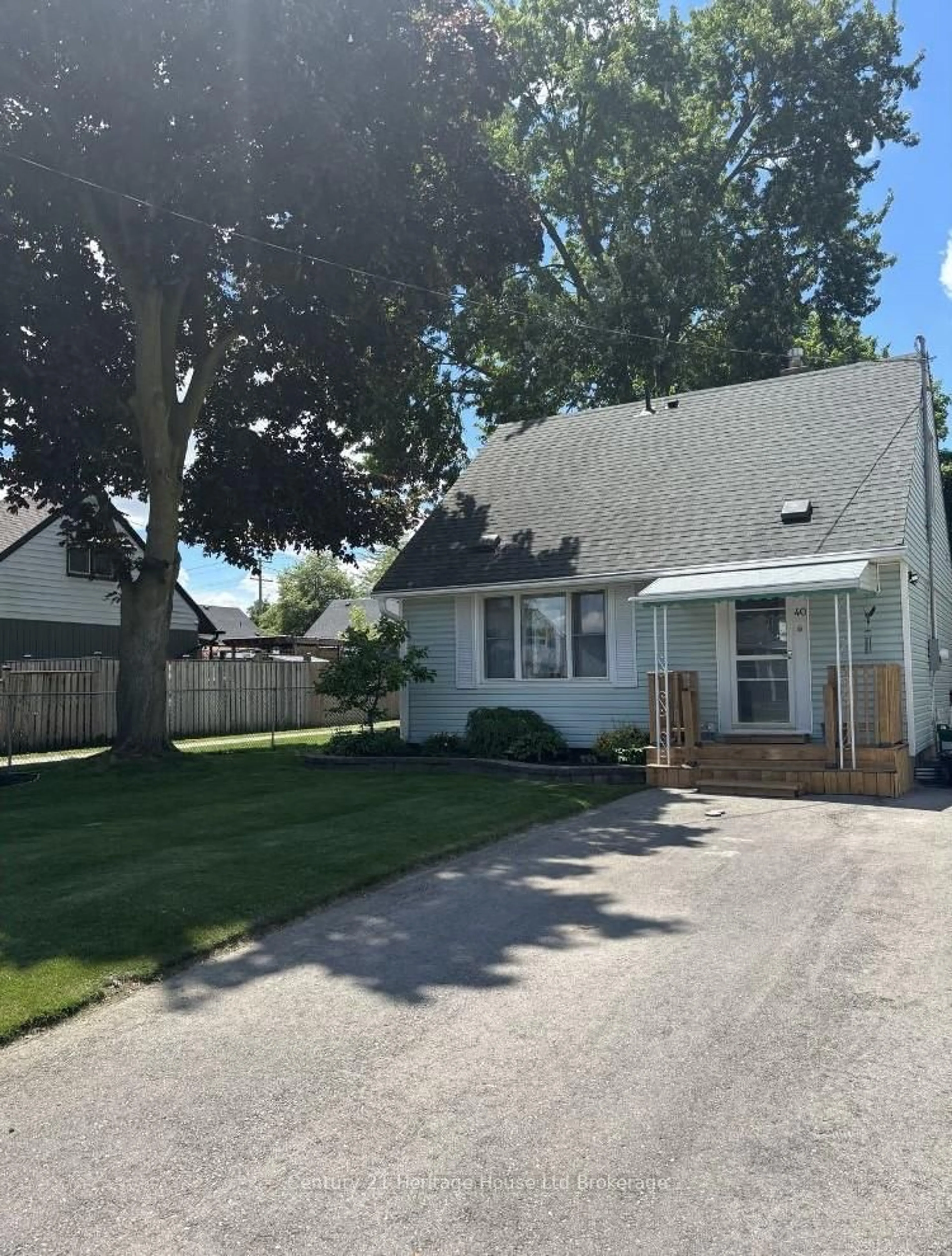 Home with vinyl exterior material, street for 40 Kensington St, Woodstock Ontario N4S 5L4