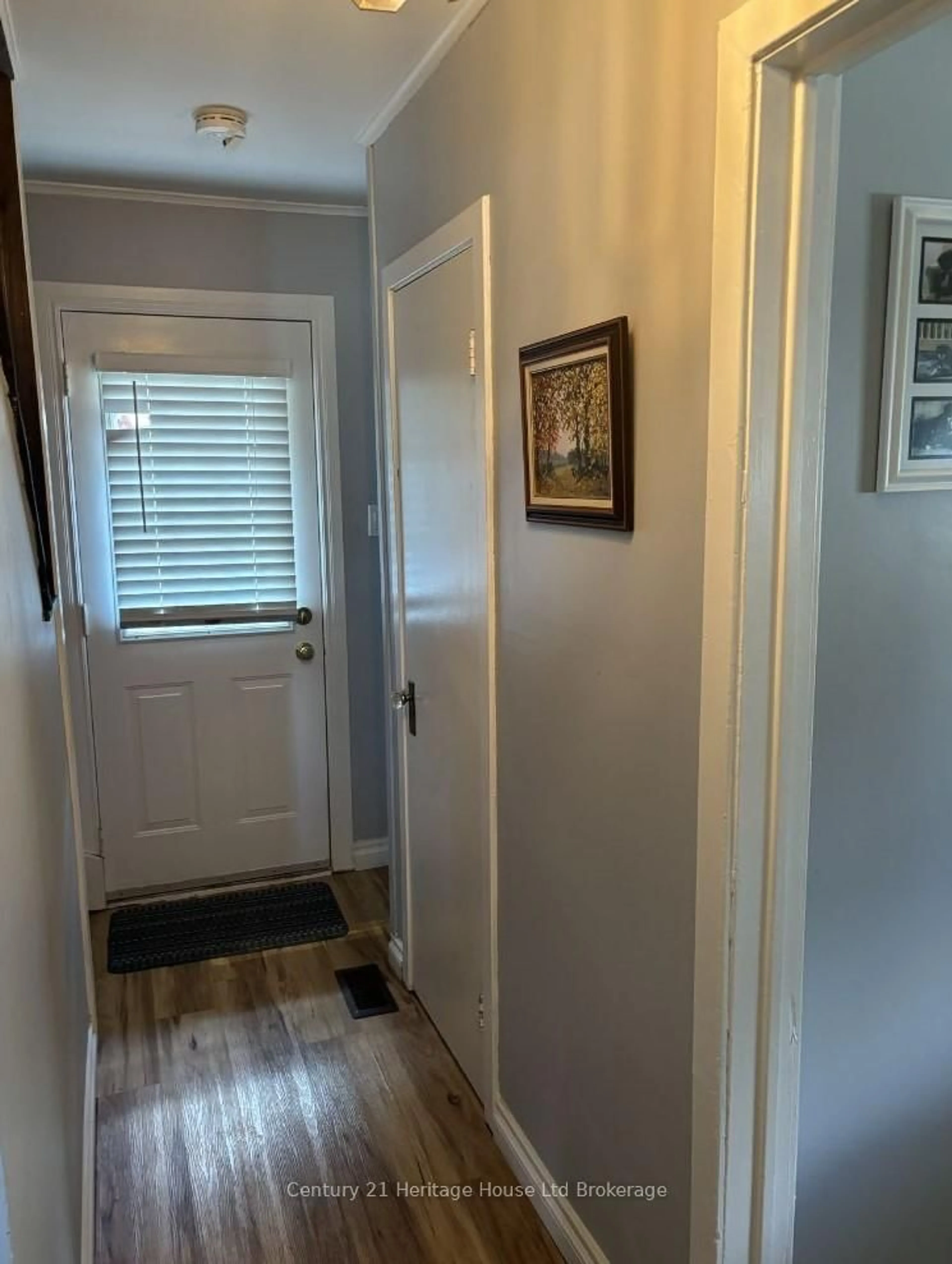 Indoor entryway for 40 Kensington St, Woodstock Ontario N4S 5L4
