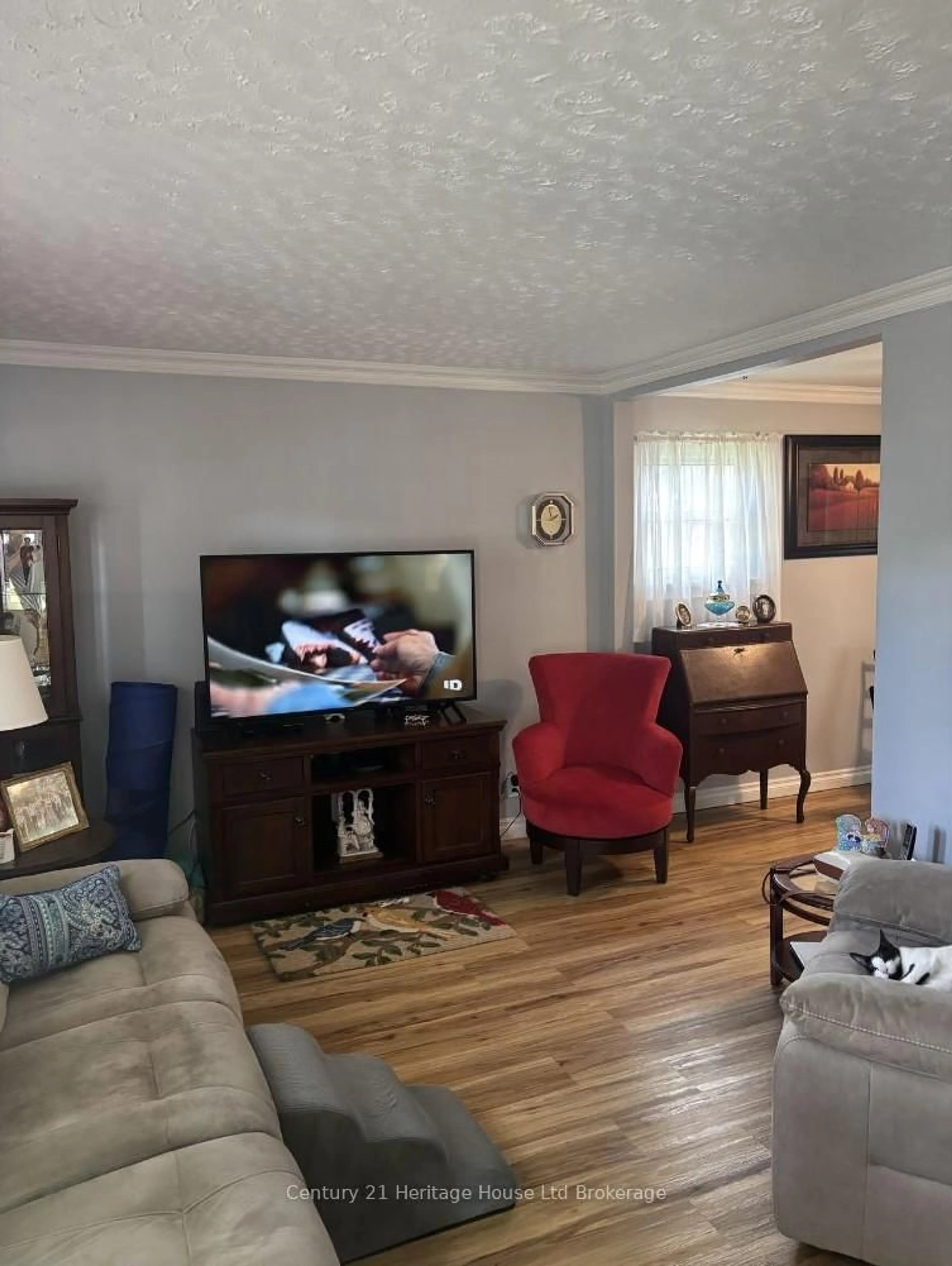 Living room with furniture, wood/laminate floor for 40 Kensington St, Woodstock Ontario N4S 5L4
