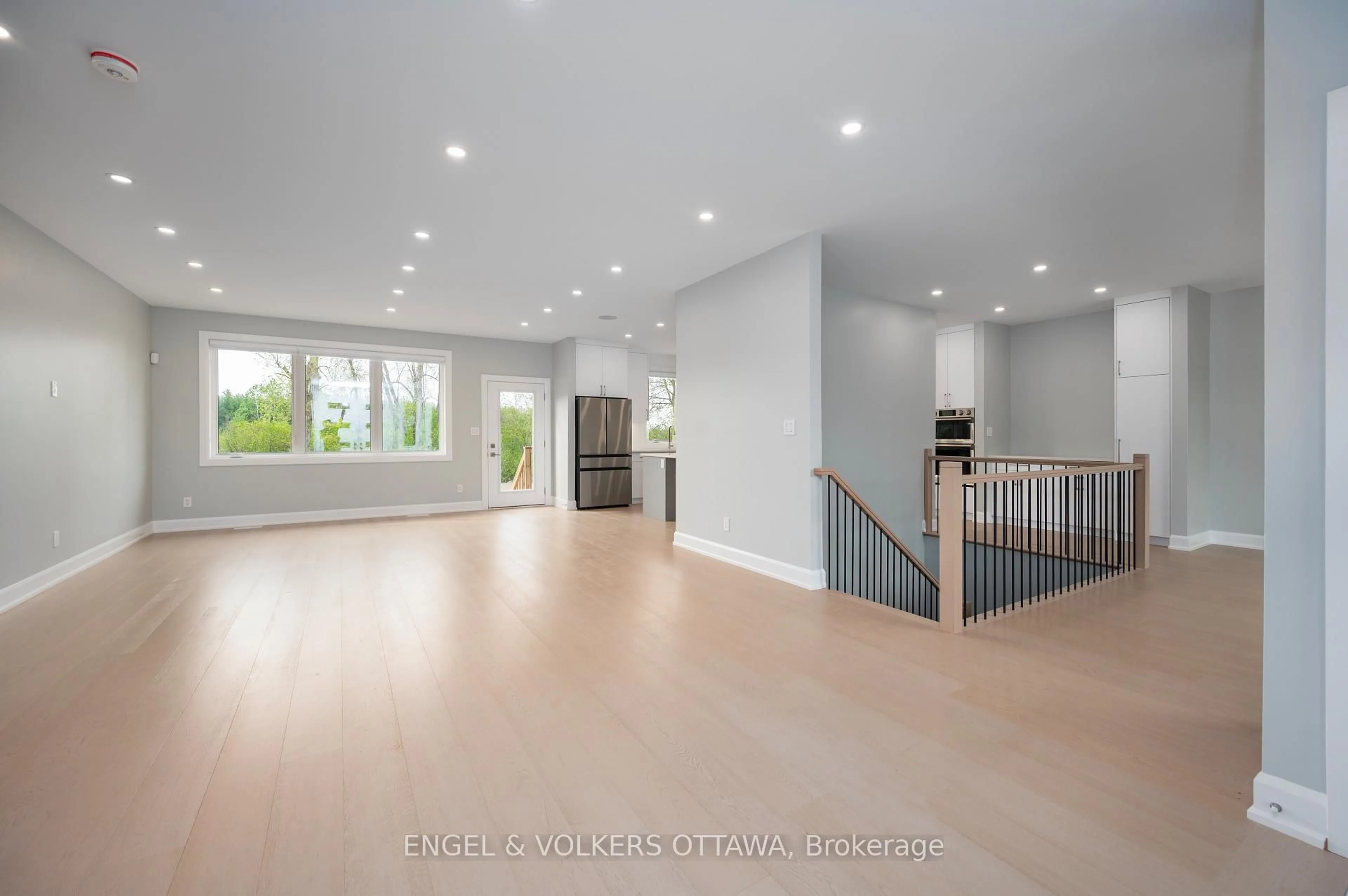 Indoor foyer for 424 Ginger Cres, Metcalfe Ontario K0A 2P0
