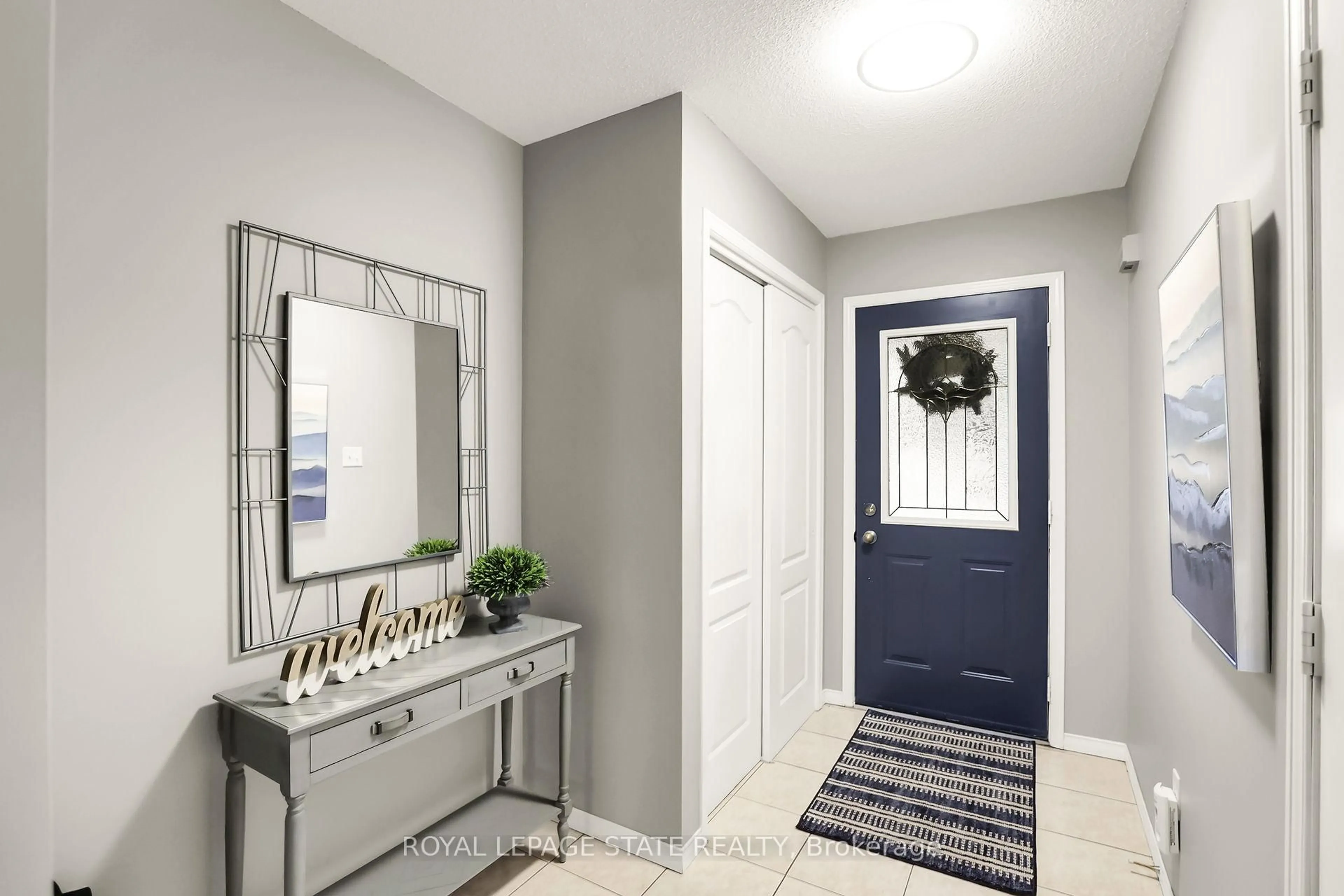 Indoor entryway for 37 Beech St, Grimsby Ontario L3M 5L9
