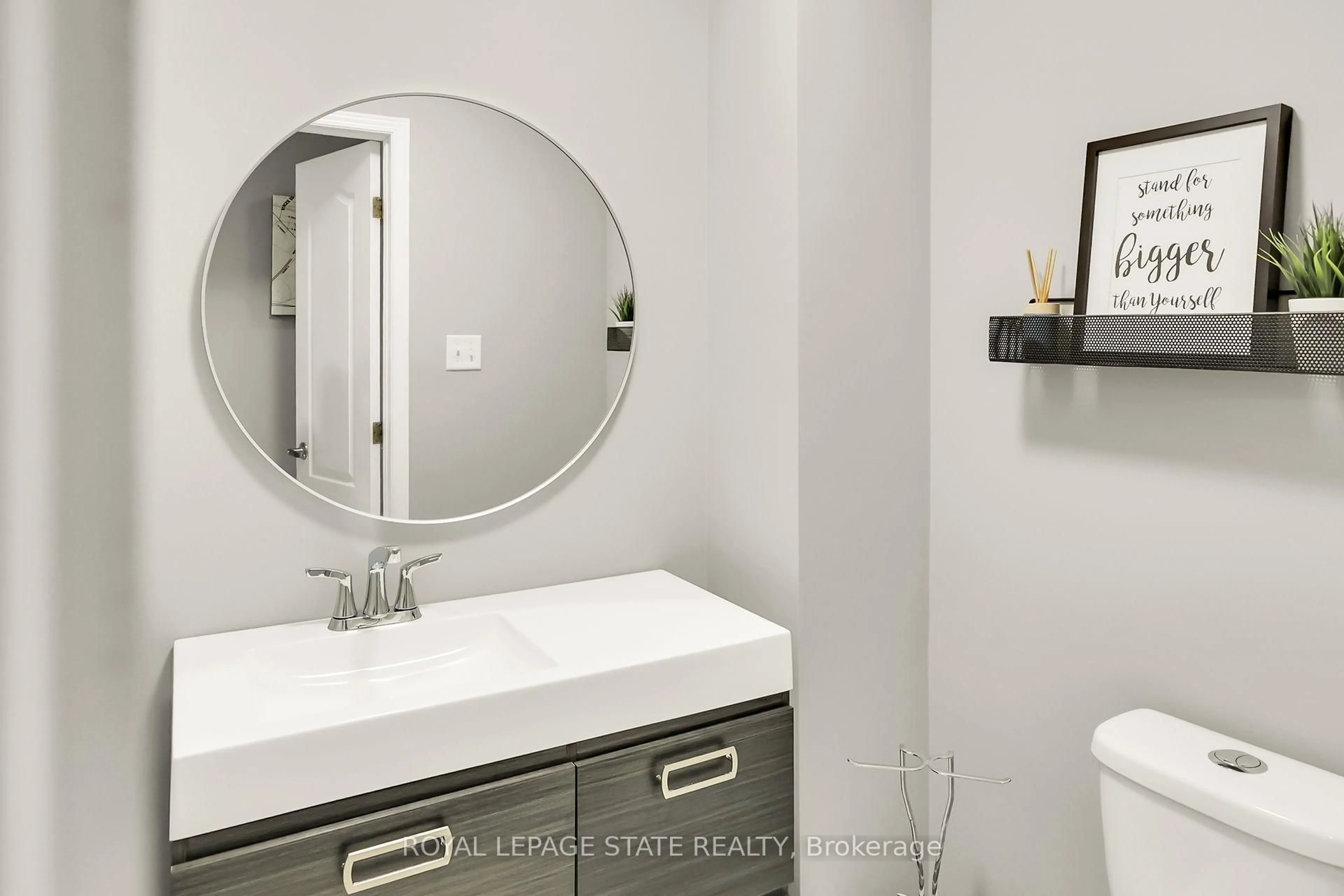Contemporary bathroom, ceramic/tile floor for 37 Beech St, Grimsby Ontario L3M 5L9