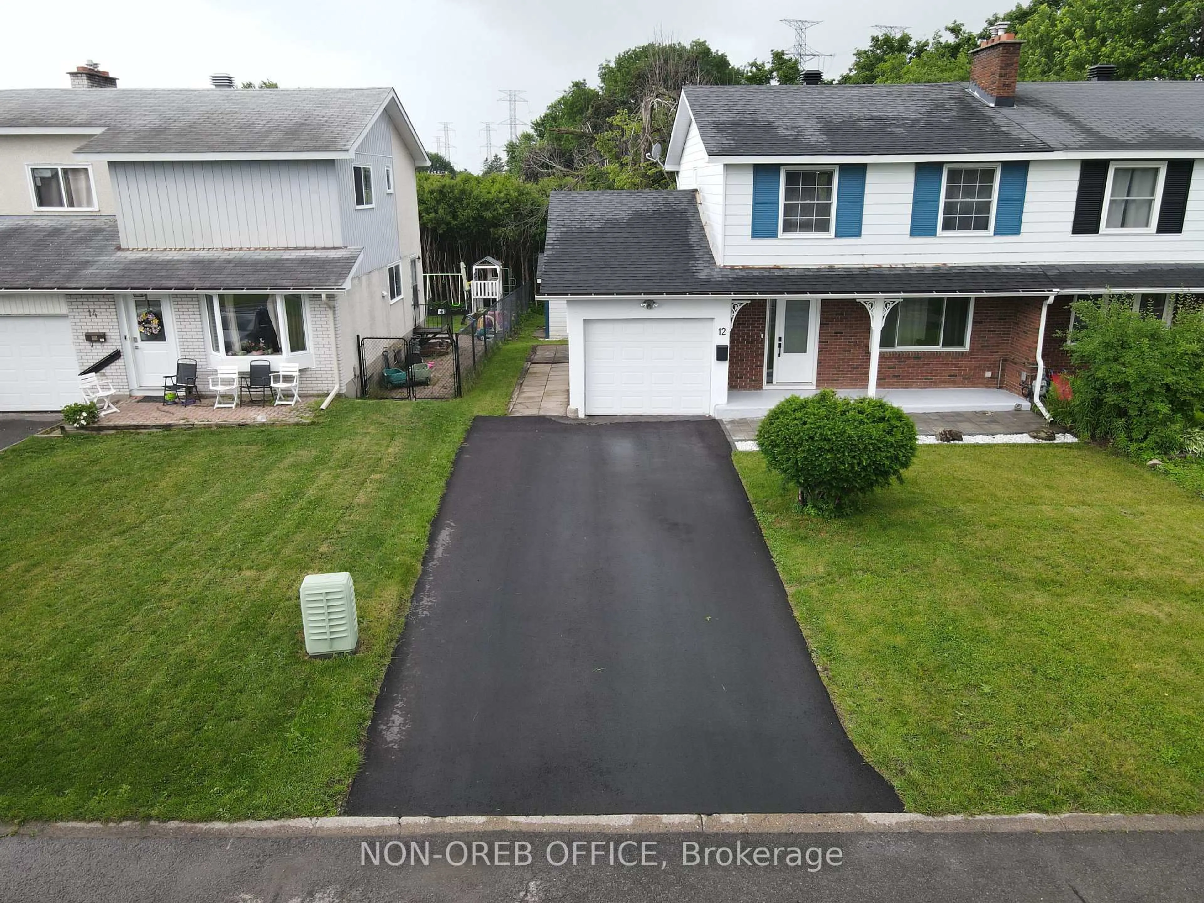 A pic from outside/outdoor area/front of a property/back of a property/a pic from drone, street for 12 DOWNSVIEW Cres, Ottawa Ontario K2G 0A5