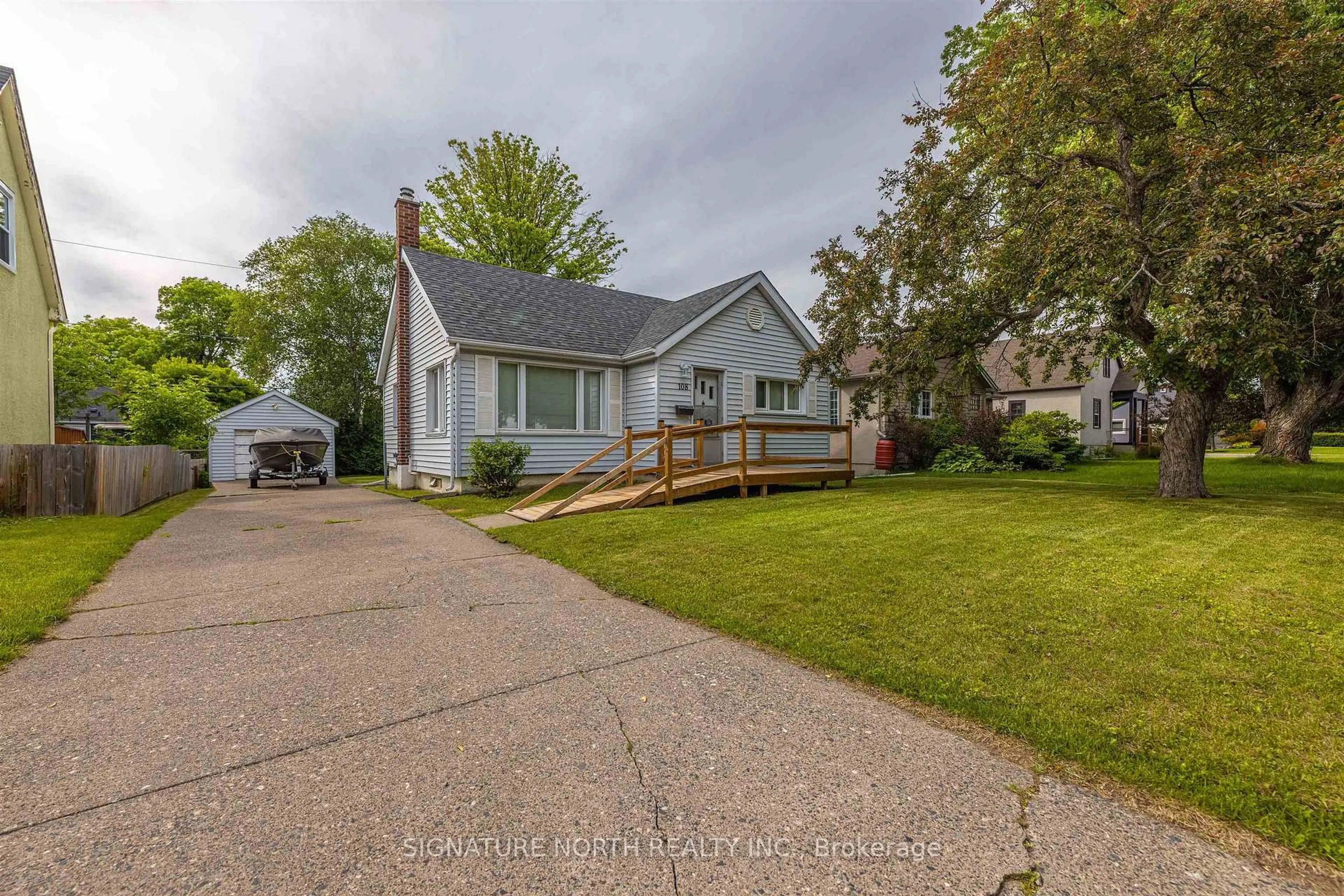 A pic from outside/outdoor area/front of a property/back of a property/a pic from drone, street for 108 Hill St, Thunder Bay Ontario P7B 3V1