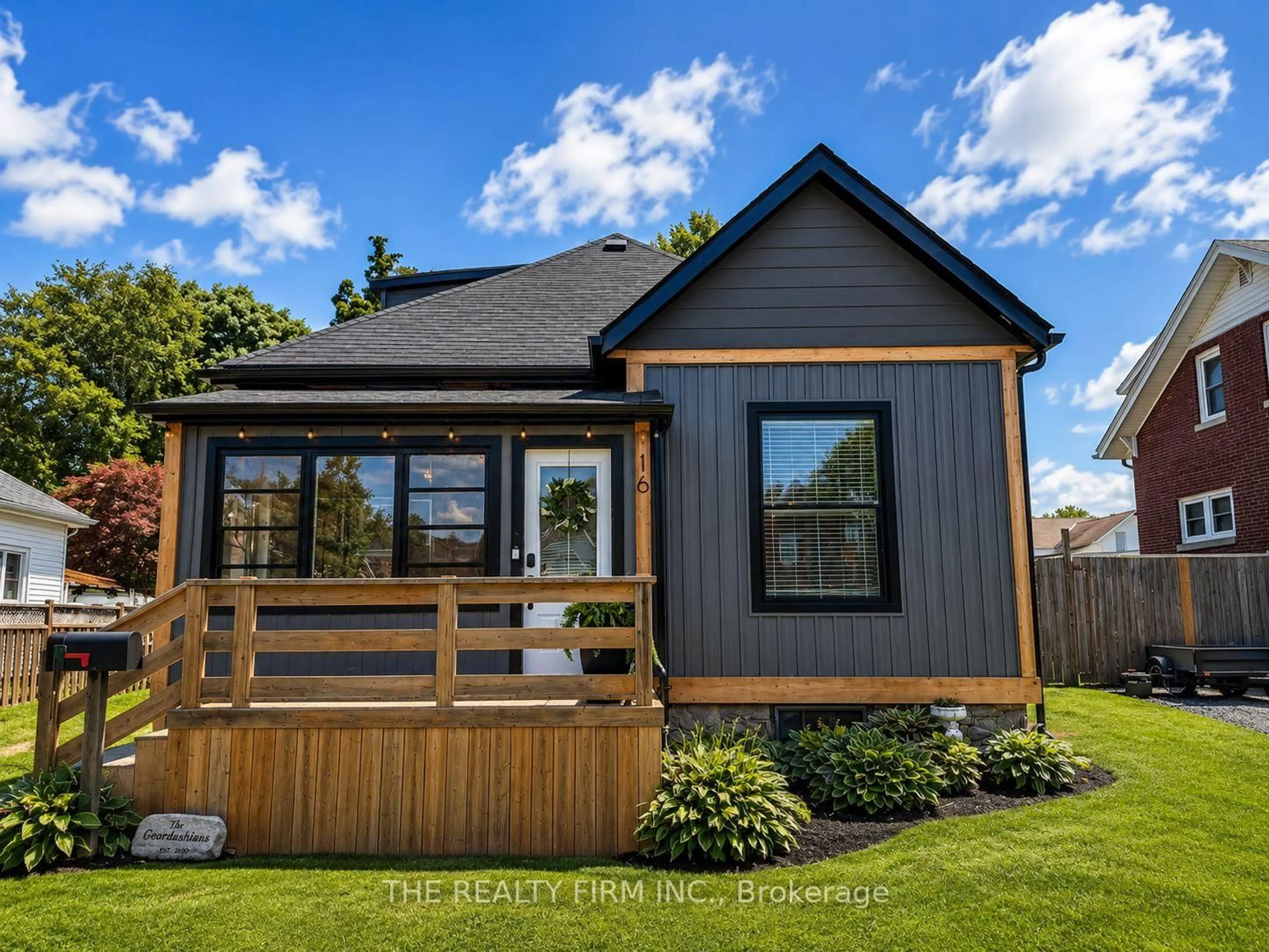 Home with vinyl exterior material, unknown for 16 West Ave, St. Thomas Ontario N5R 3P5