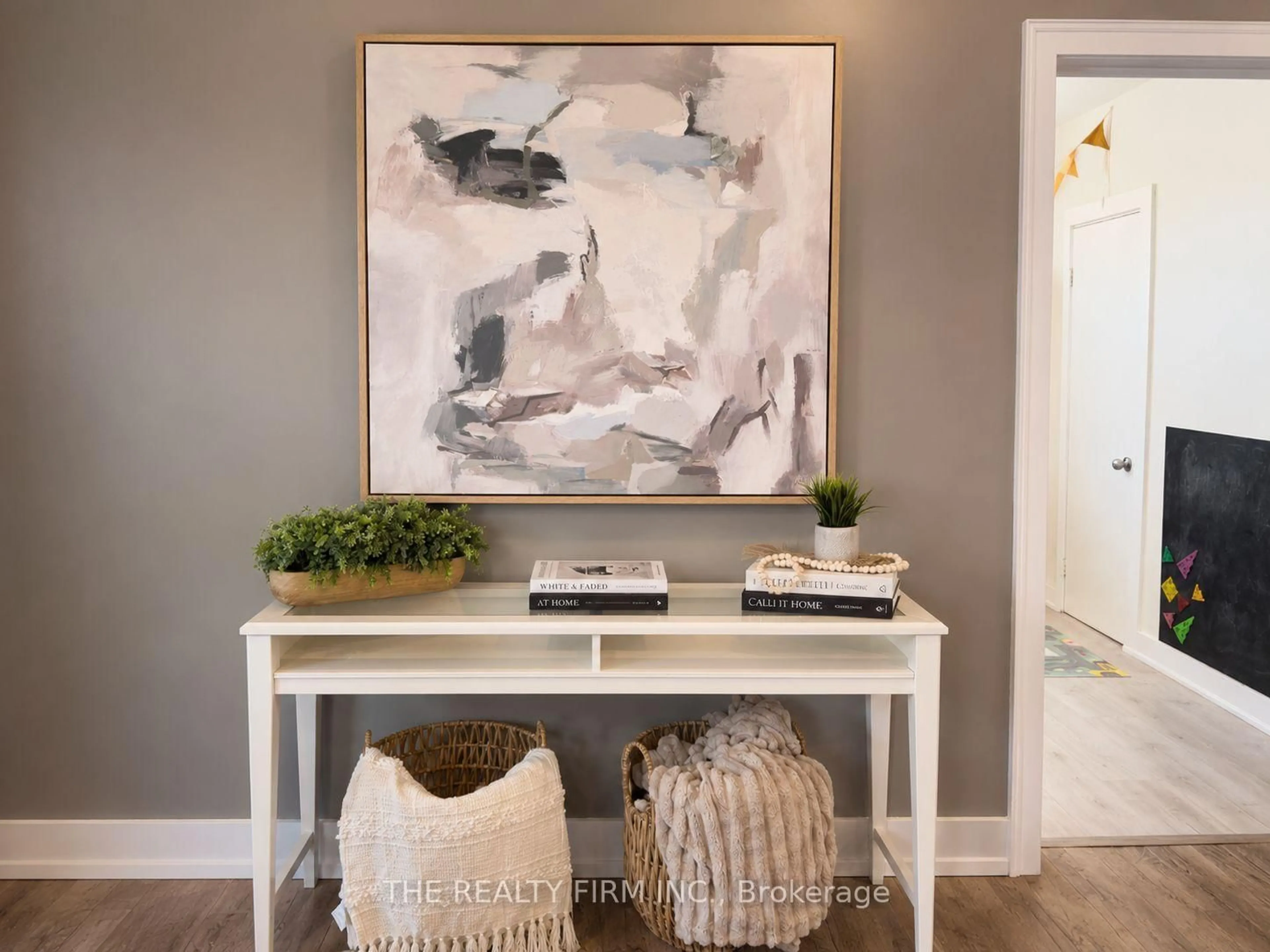 Indoor entryway for 16 West Ave, St. Thomas Ontario N5R 3P5