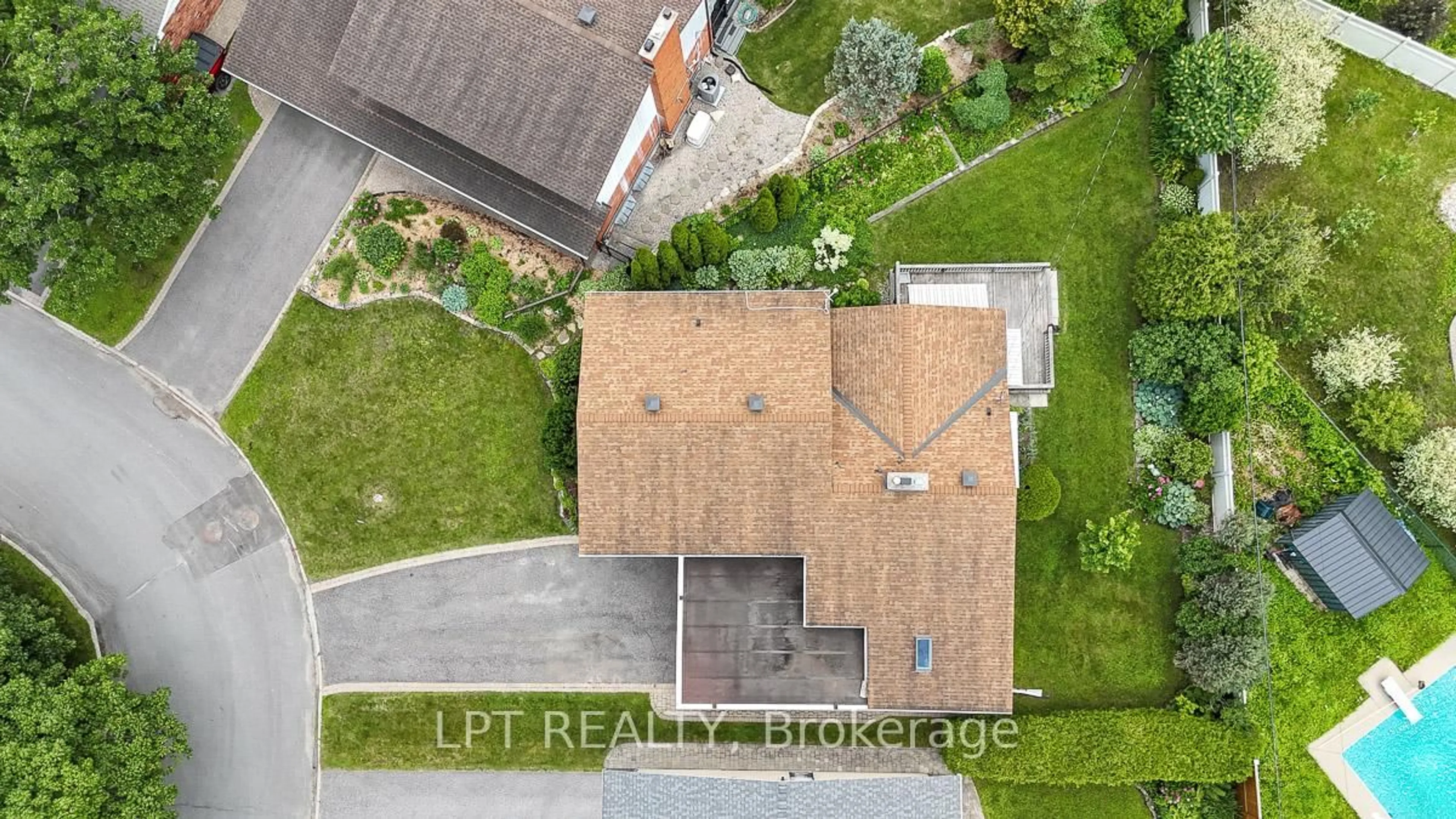 A pic from outside/outdoor area/front of a property/back of a property/a pic from drone, street for 1772 Dunkirk Cres, Ottawa Ontario K1H 5T4
