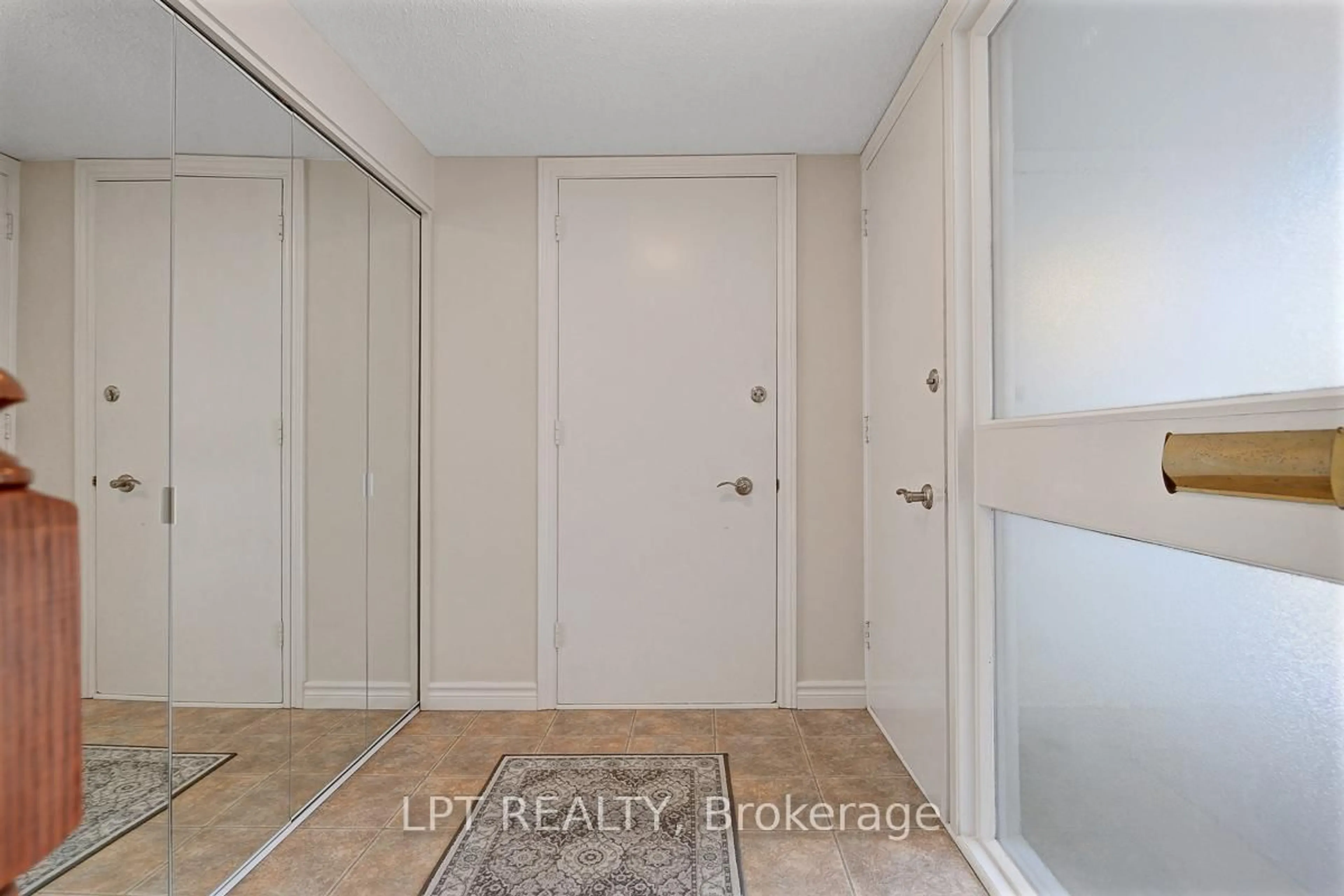 Indoor entryway for 1772 Dunkirk Cres, Ottawa Ontario K1H 5T4