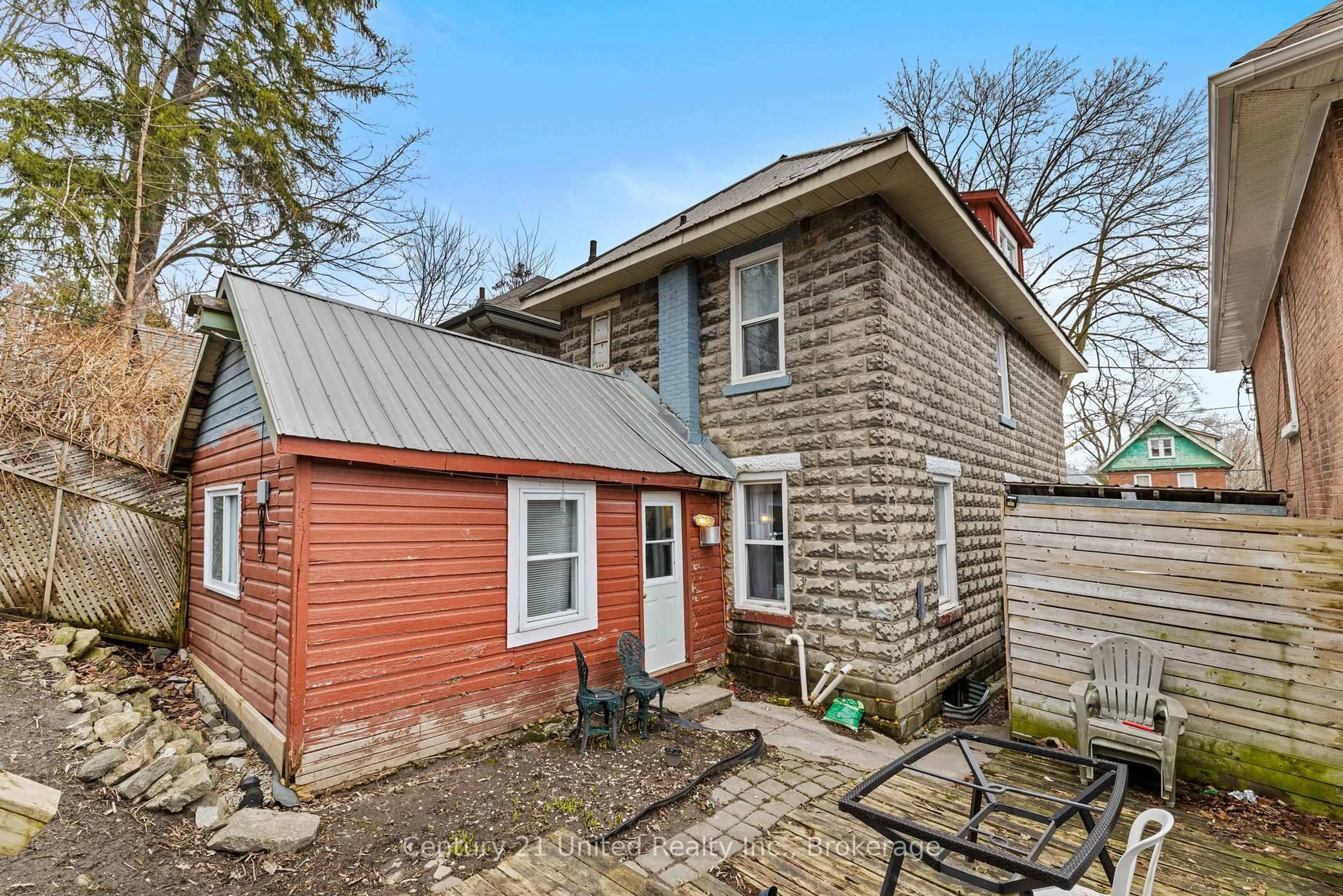 A pic from outside/outdoor area/front of a property/back of a property/a pic from drone, building for 575 Bethune St, Peterborough Ontario K9H 3Z7