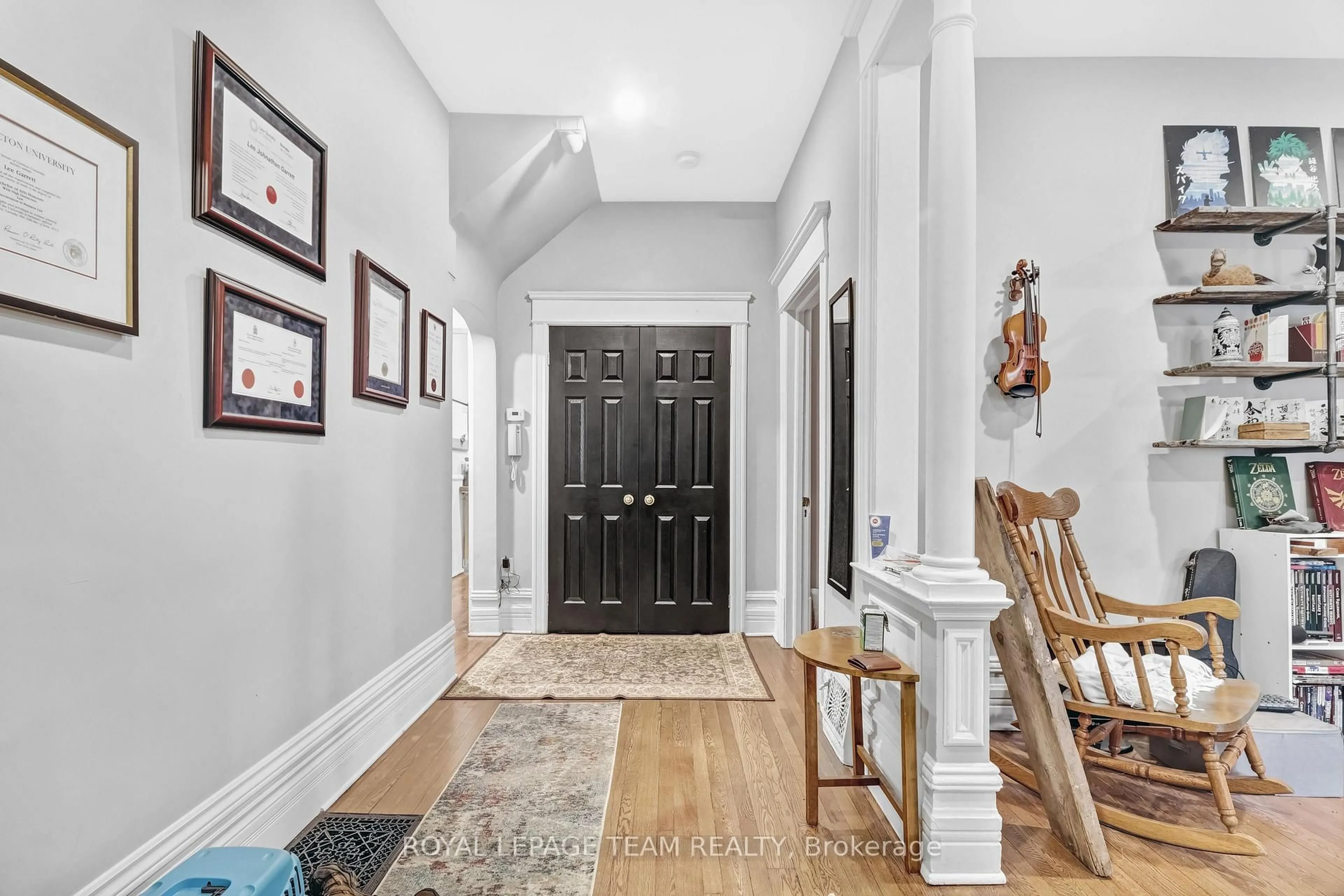 Indoor entryway for 44 Mcleod St, Ottawa Ontario K2P 0Z5