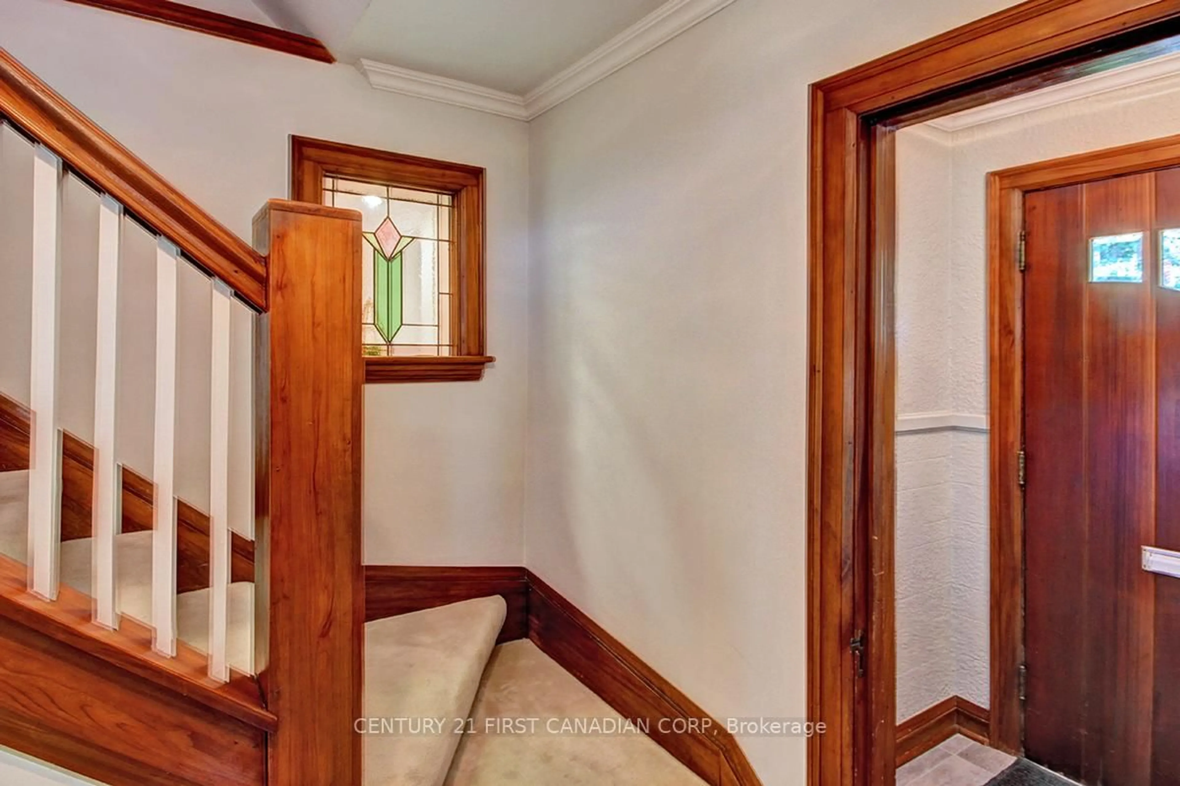 Indoor foyer for 4 JERSEYVILLE Rd, Hamilton Ontario L9G 1K1